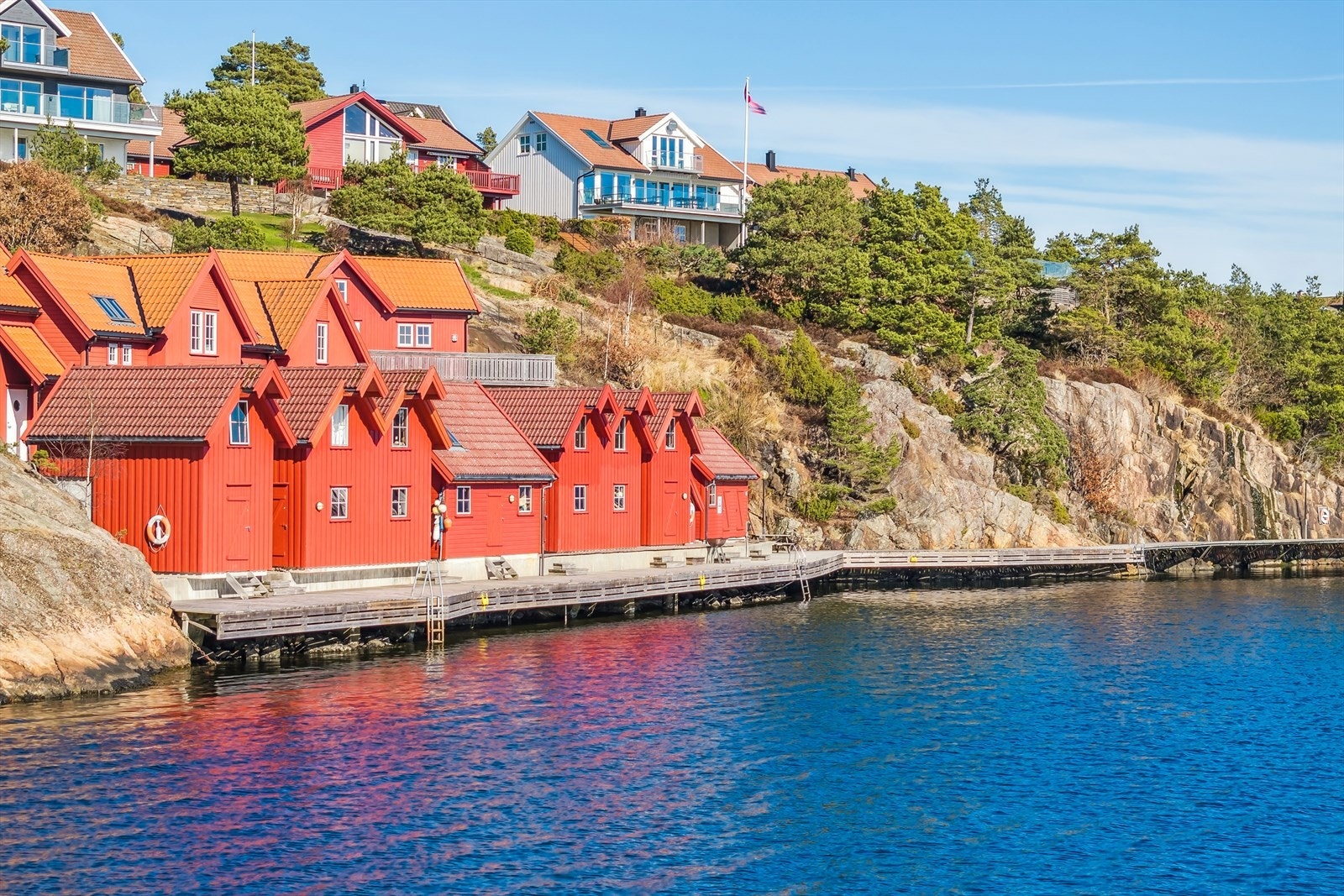 Sjøbu i rekke medfølger, årlig fellesutgifter på kr. 750,-. Dette dekker forsikring, vedlikehold og eiendomsskatt. Det er sjøbod merket 3B. Galleribilde