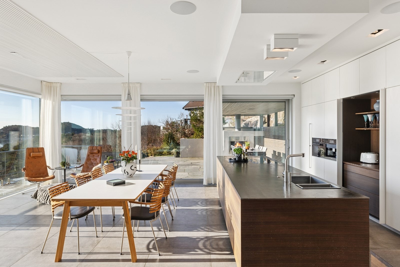 Boligen har vannbåren varme i gulv og balansert ventilasjon som gir et behagelig inneklima. Galleribilde