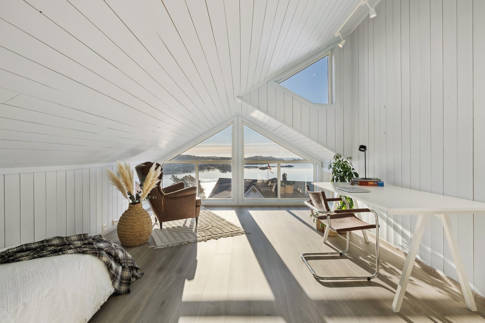 Lys og romslig loftstue med flere innredningsmuligheter Galleribilde