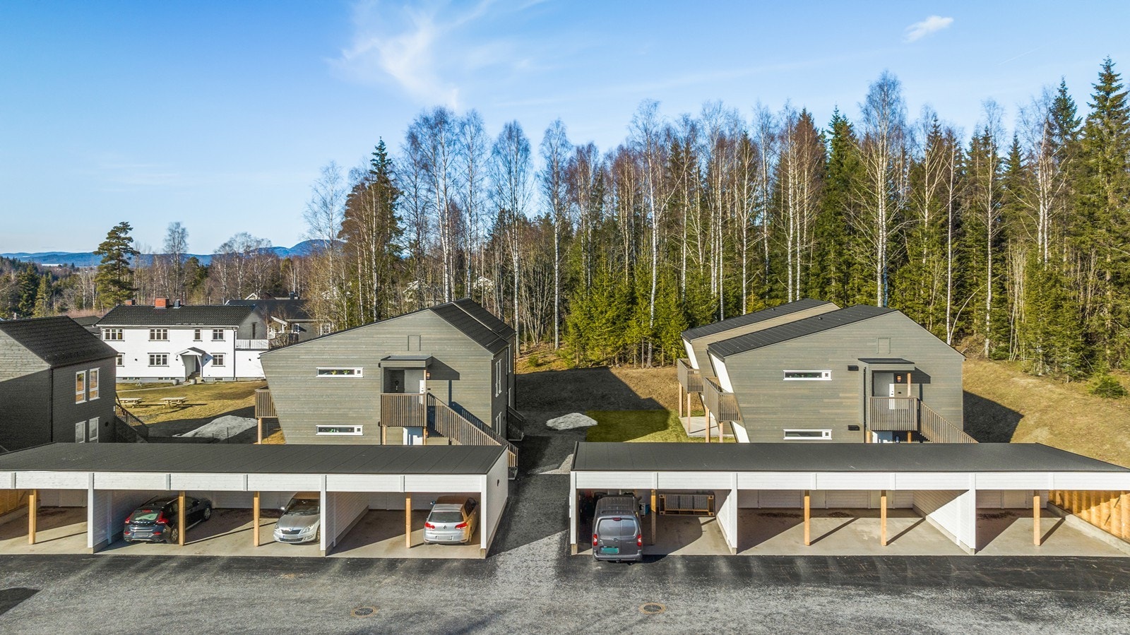 Det disponeres egen carport i rekke med mulighet for el-billader. I tillegg er det sportsbod i bakkant av hver plass Galleribilde