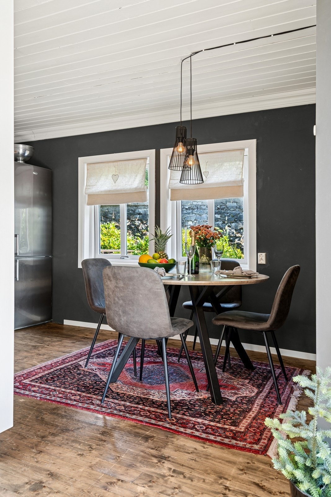 Plass til spise gruppe inn til kjøkkenet. Galleribilde