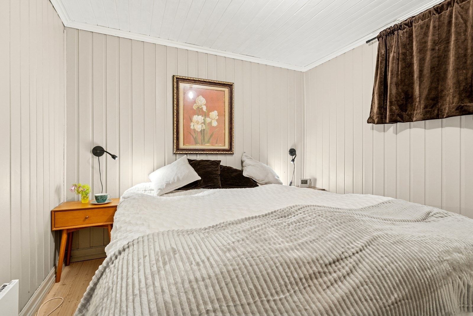 Rom 2 (i underetasjen) er i dag innredet som soverom, med ikke søkt bruksendret. Dette tiltaket er søknadspliktig. Galleribilde