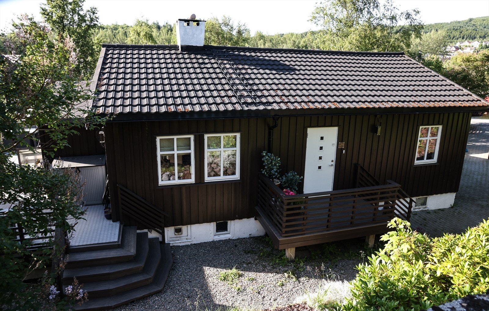 Eiendommen ligger i et sentrumsnært boligområde som også er veldig skjermet. Eiendommen har også en velbeplantet og frodig tomt på 1 136m². Galleribilde