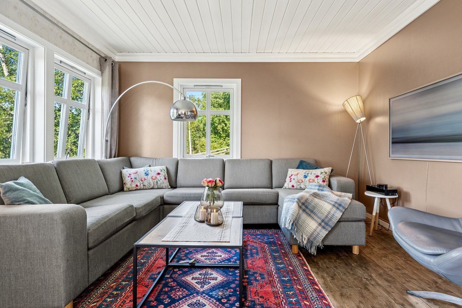 Stuen har store vindusflater som slipper rikelig med naturlig lys inn i rommet fra flere sider. Galleribilde