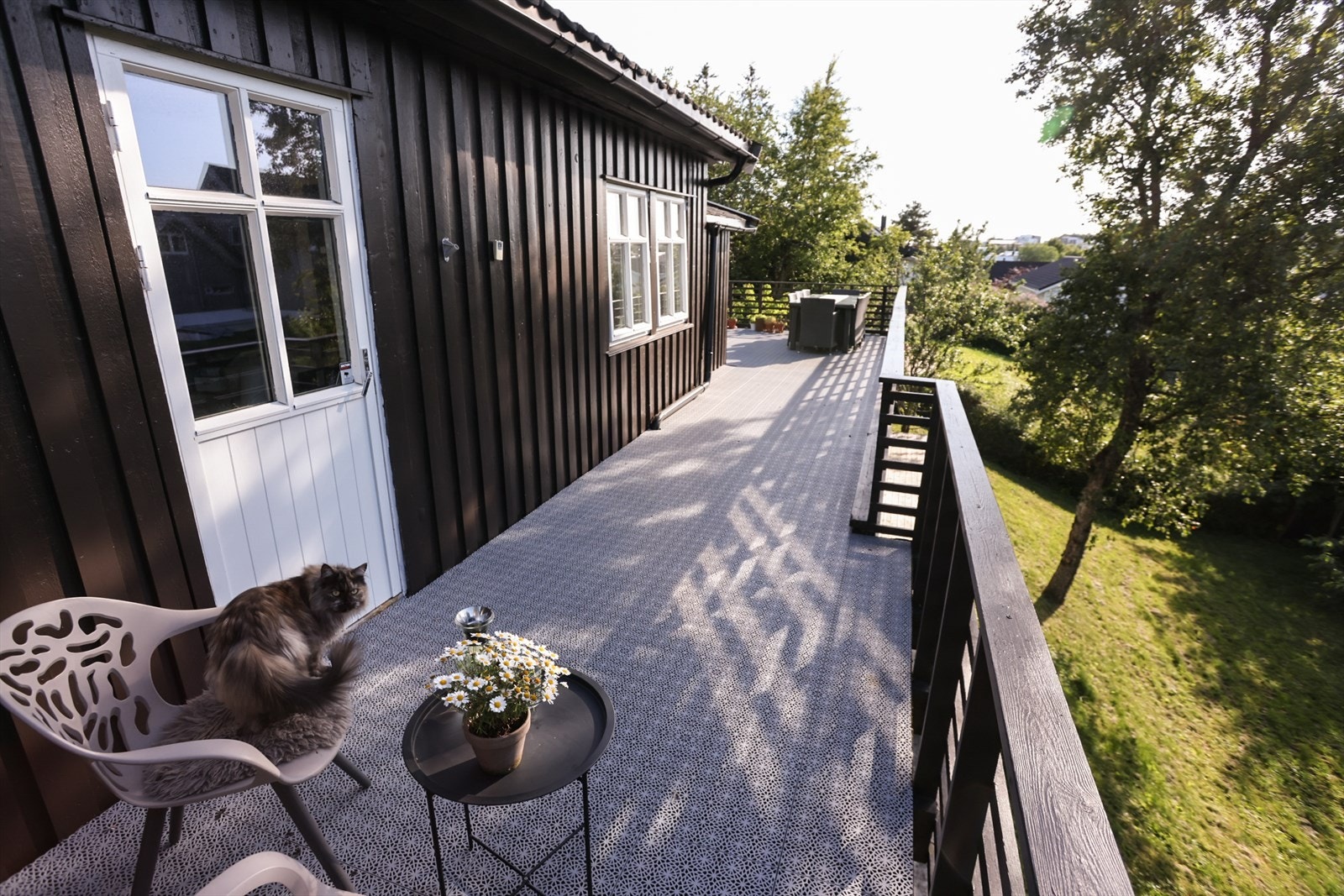 Fra stuen er det utgang til terrasse, uteplass og hage. Galleribilde