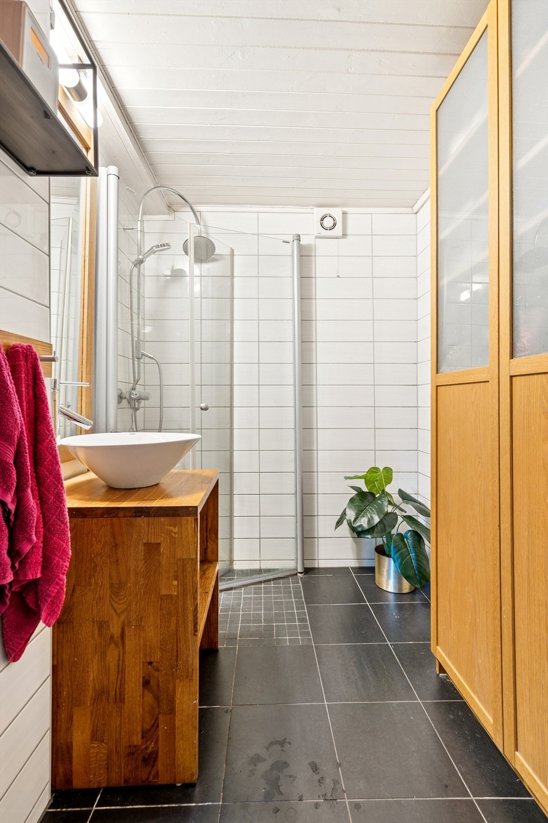 Det første av boligens to bad finner du rett ned trappen til underetasjen. Galleribilde