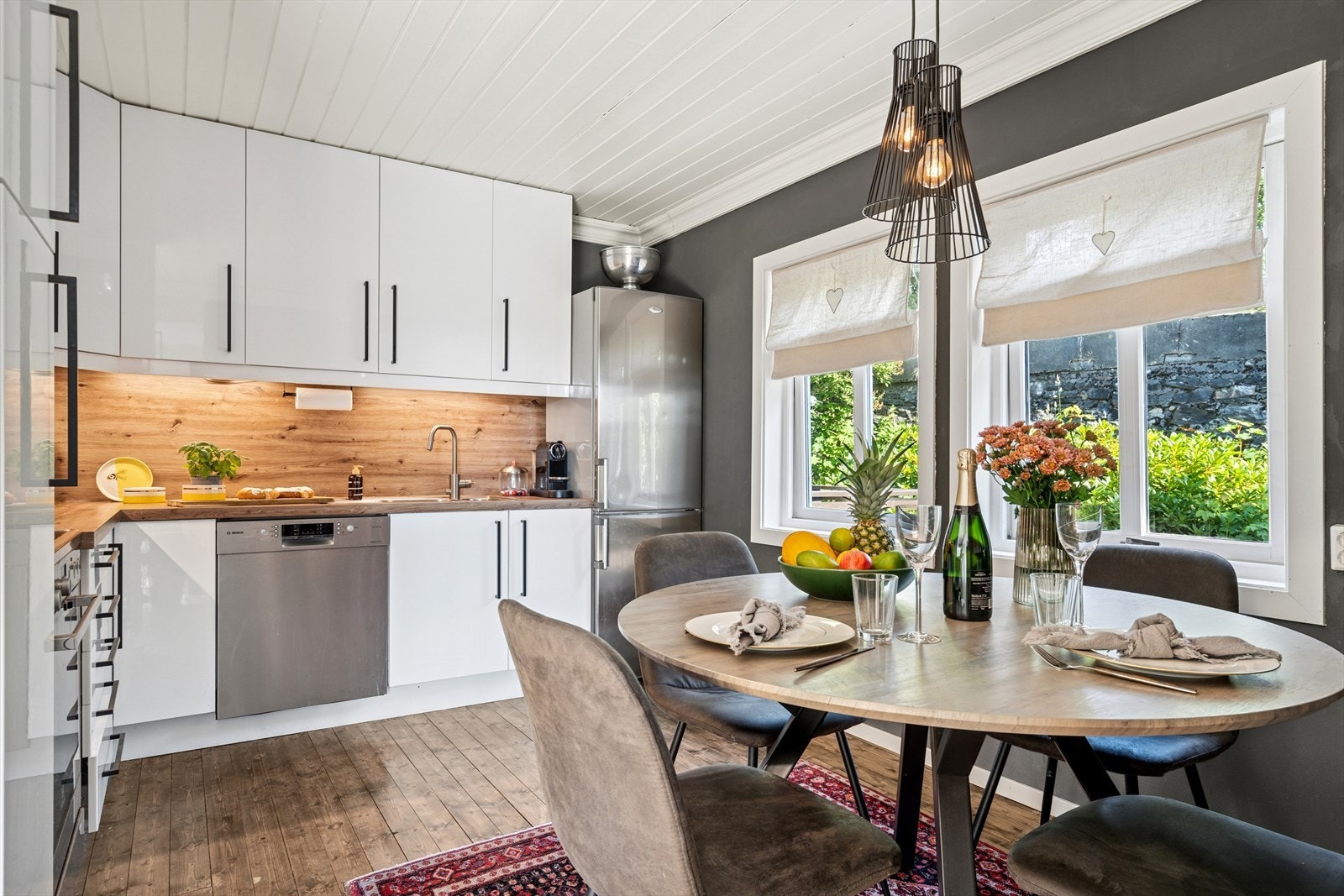 Køkkenet har IKEA kjøkkeninnredning fra 2000 med hvite glatte kjøkkenfronter. Laminat benkeplate med underlimt vask og benkebeslag. Galleribilde