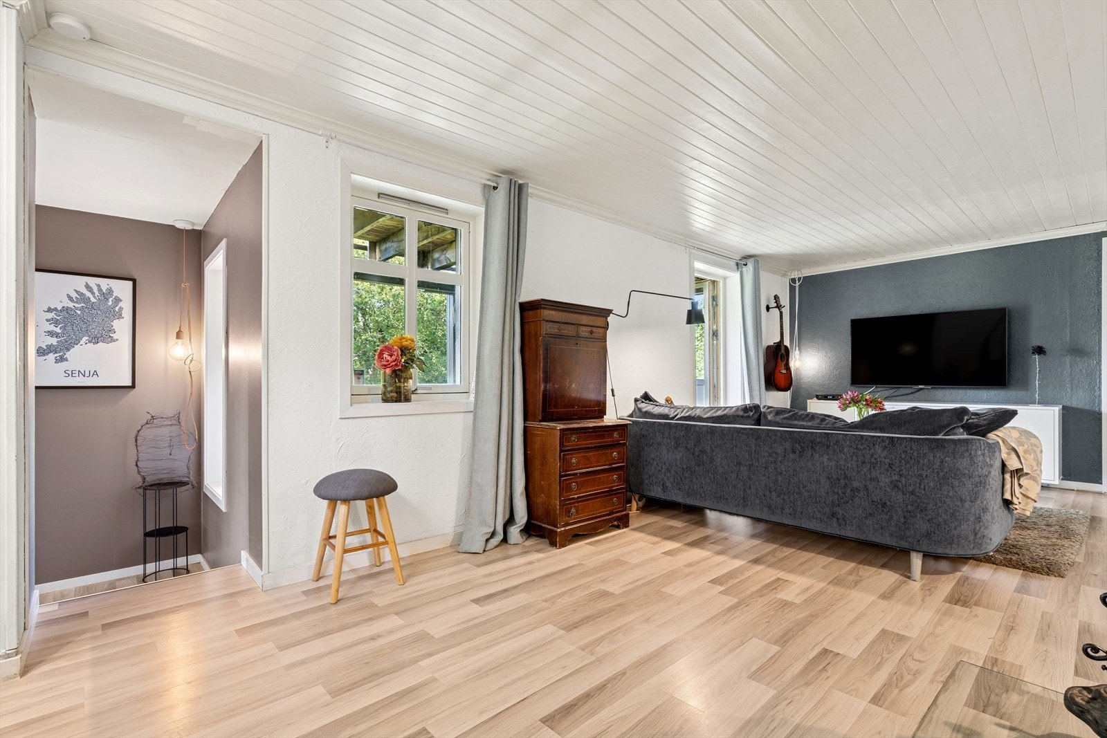 Boligen har en romslig stue i kjeller også med god plass til sofagruppe med tilhørende bord og TV-møblement Galleribilde