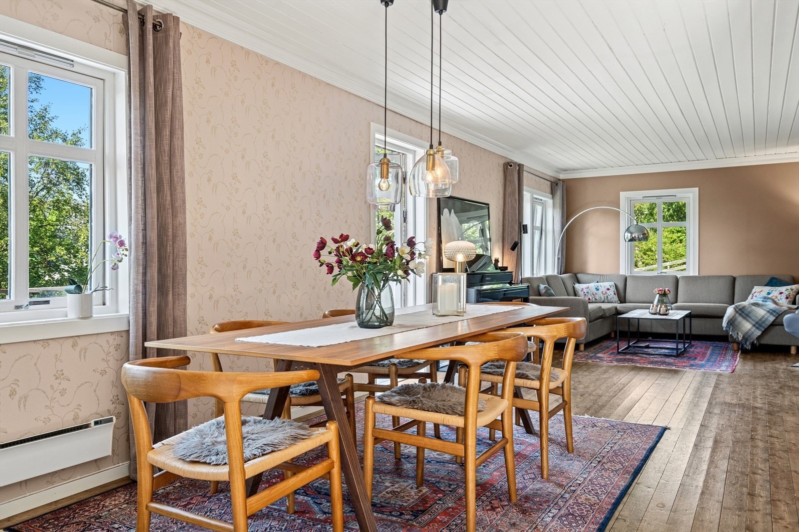 Lys og luftig spisestue med store vindusflater og god takhøyde - her er det plass til hele familien. Galleribilde