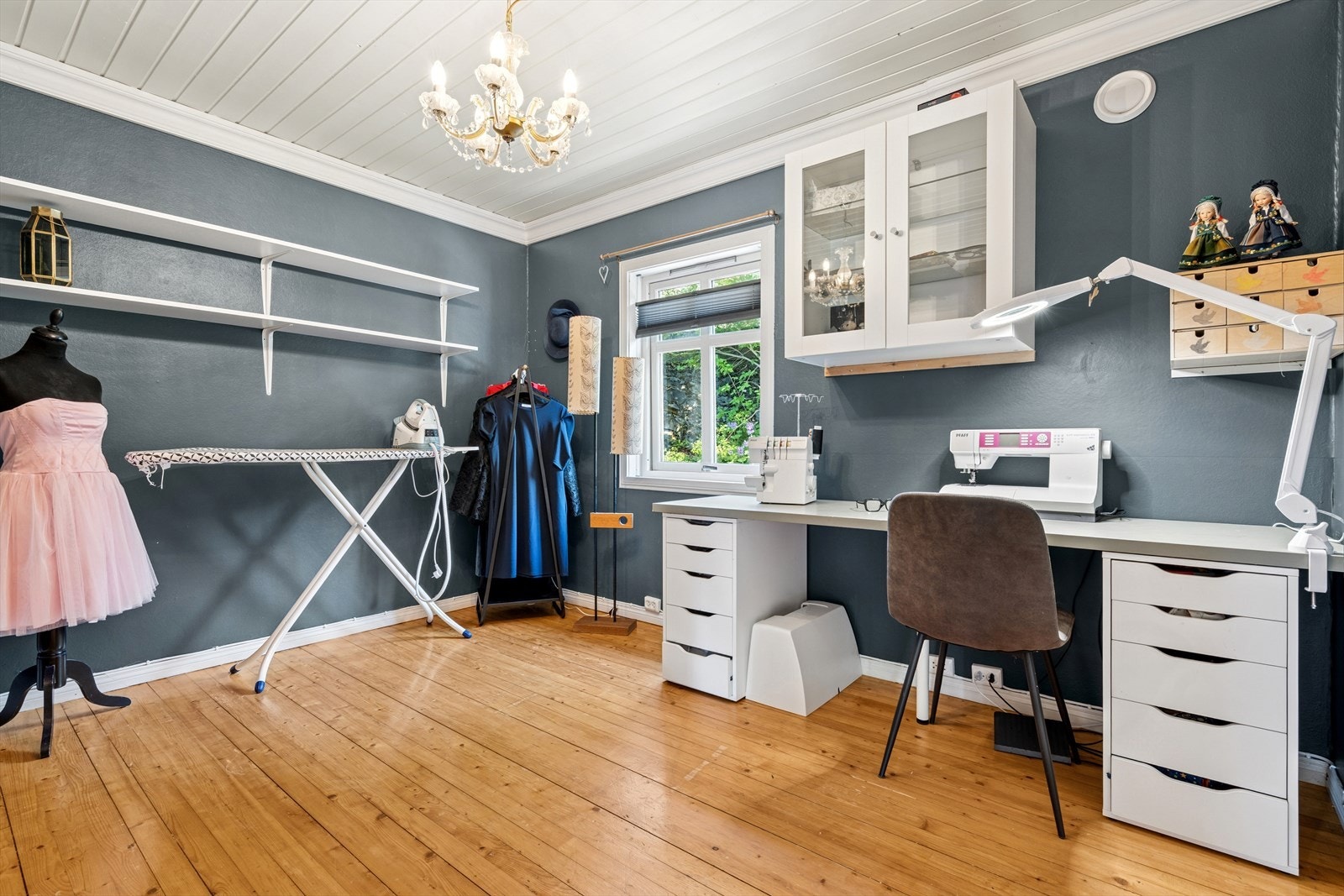 Soverom 1 finner du med adkomst fra stue i hovedetasjen. Galleribilde