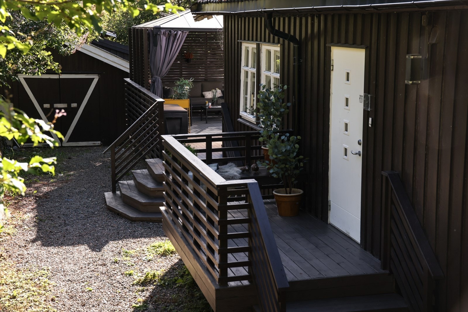 Eiendommen byr på flere innbydende uteplasser, perfekt for å nyte solfylte dager og hyggelige stunder utendørs. Her kan man slappe av og samle venner og familie i solfylte omgivelser. Galleribilde