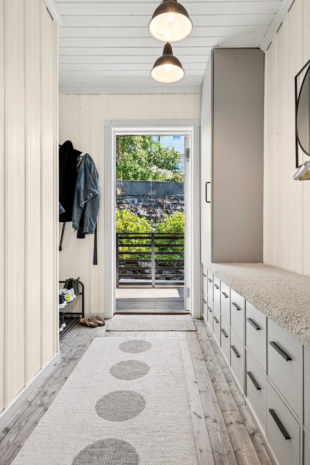 Her ønskes du velkommen inn et vindfang med plass til å henge fra deg ytterklær, og sko. Galleribilde