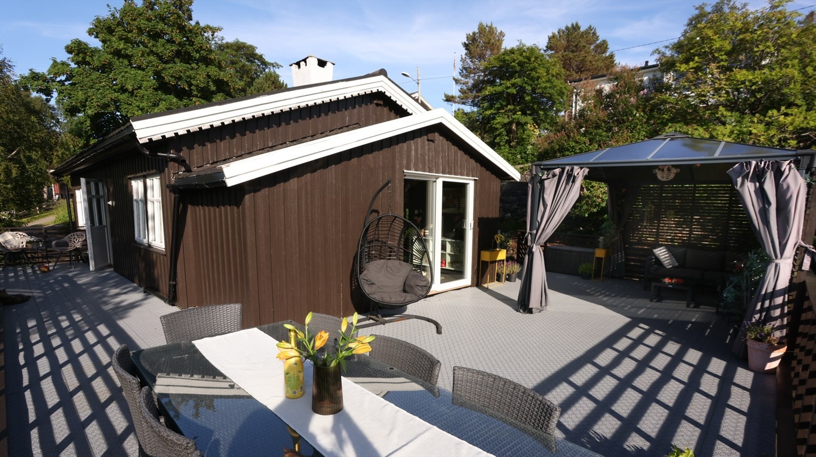 Fra stuen er det adkomst ut mot en herlig og solrik Terasse og balkongareal på 67 m². Galleribilde