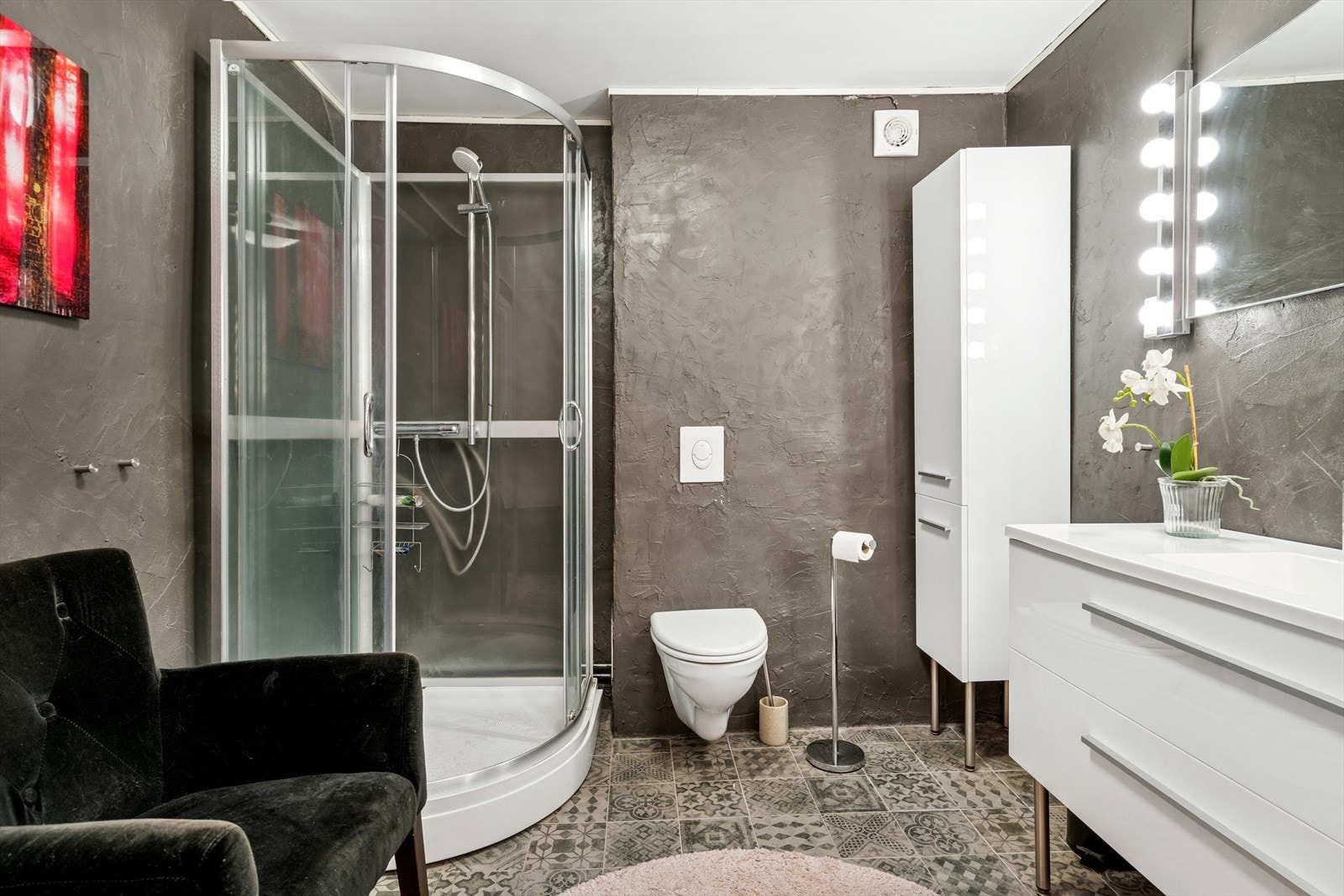 Det er mekanisk avtrekk fra baderomsvifte. Badet ble modernisert i 2014. Galleribilde