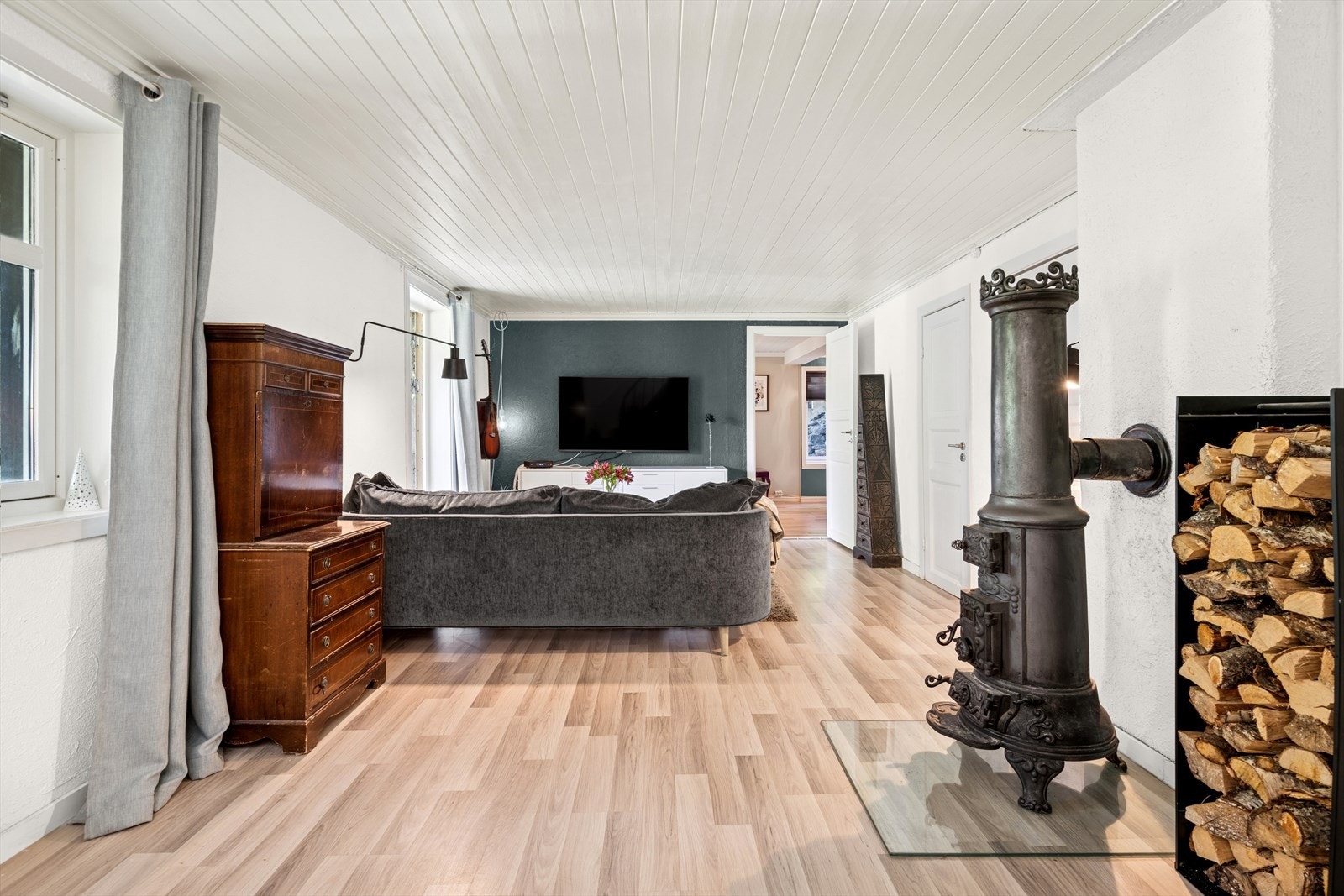 I kjellerstue er det peis som sørger for effektiv oppvarming. Galleribilde