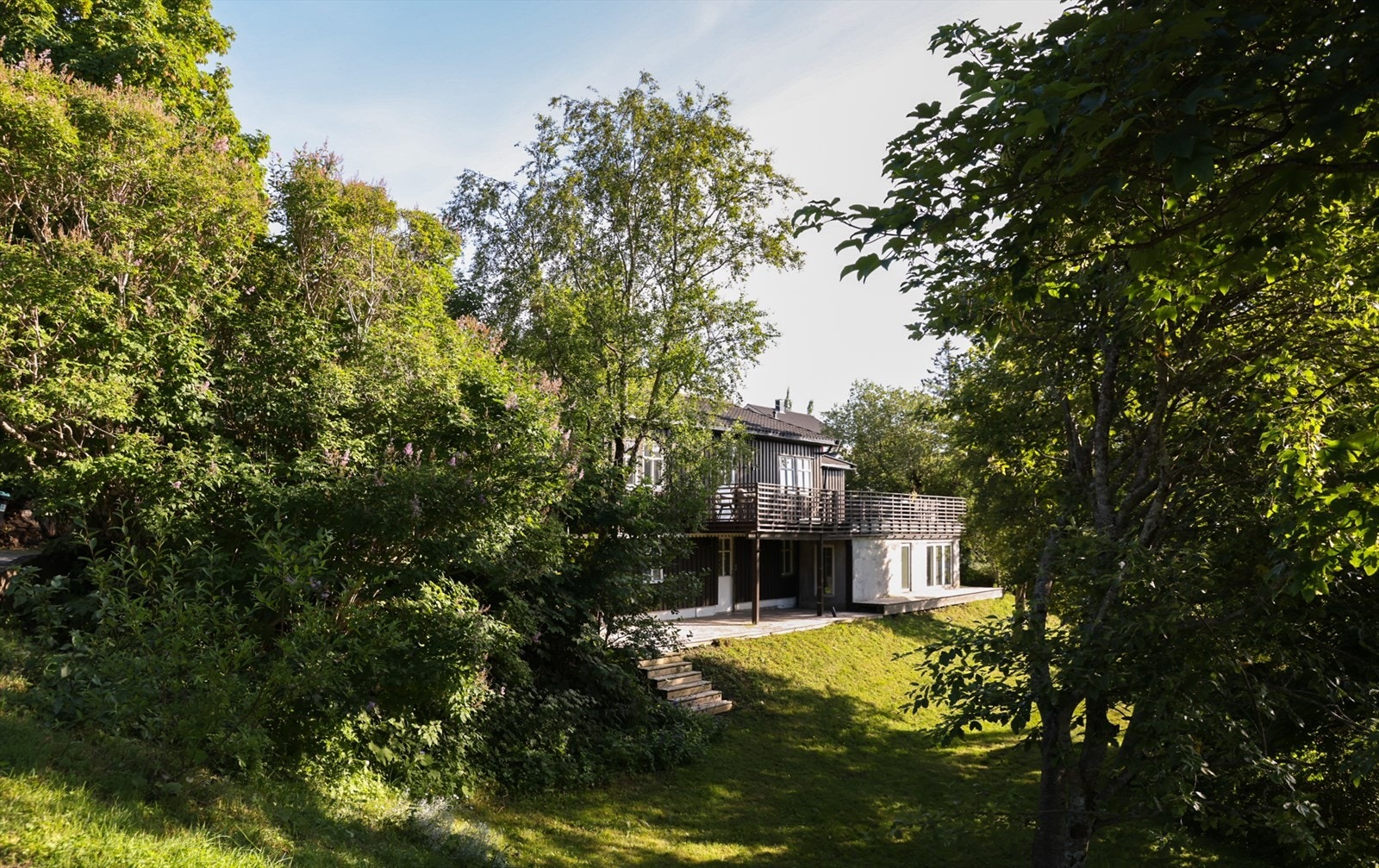 Tomten er perfekt for hageentusiaster og for de som ønsker en romslig lekeplass for både store og små. Her kan man dyrke planter eller nyte et stort uteområde for lek og avslapning. Galleribilde