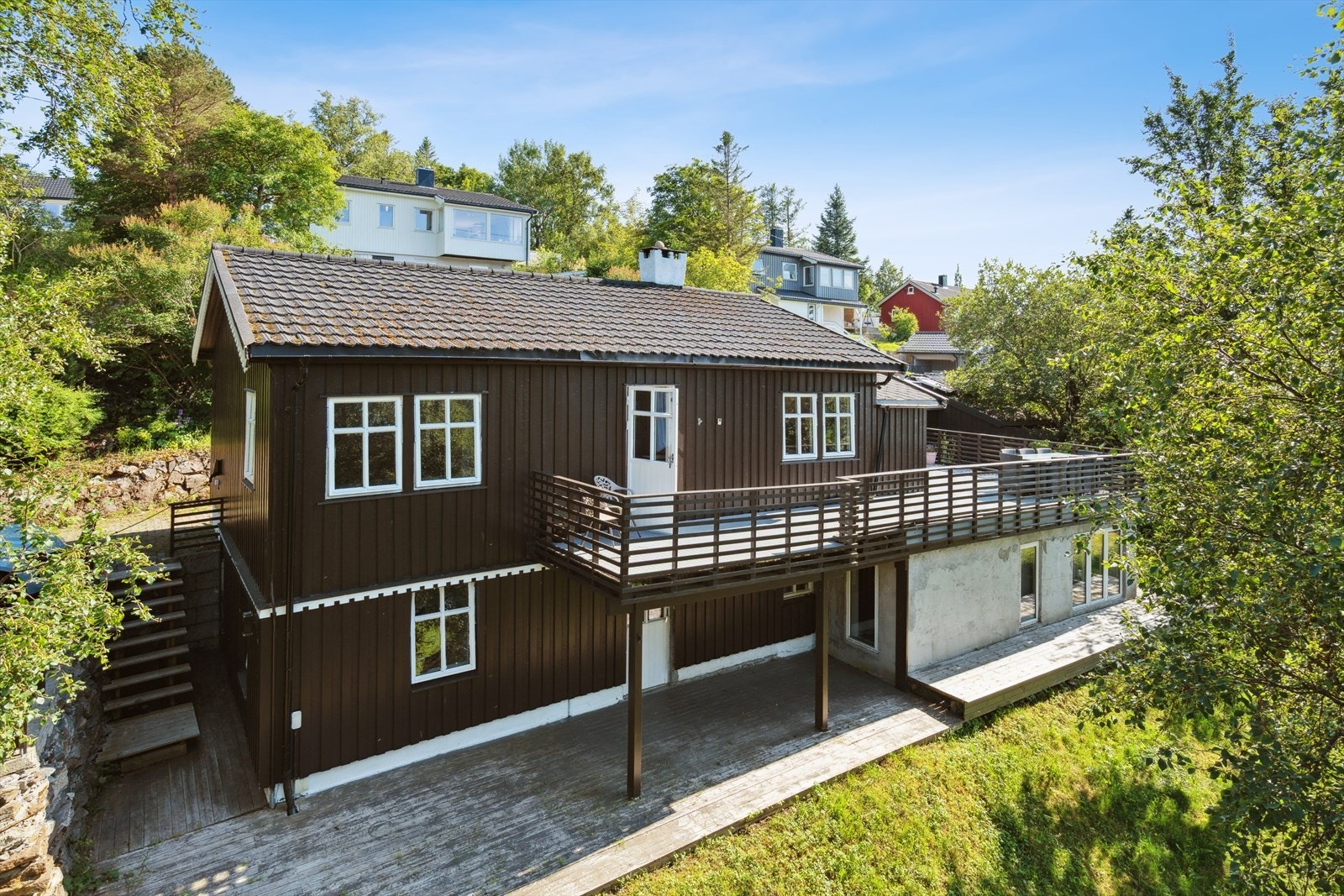 Christian Strandheim Jørgensen i DNB Eiendom ønsker velkommen til Jensvollveien 8 - en stor, innholdsrik og trivelig enebolig! Galleribilde