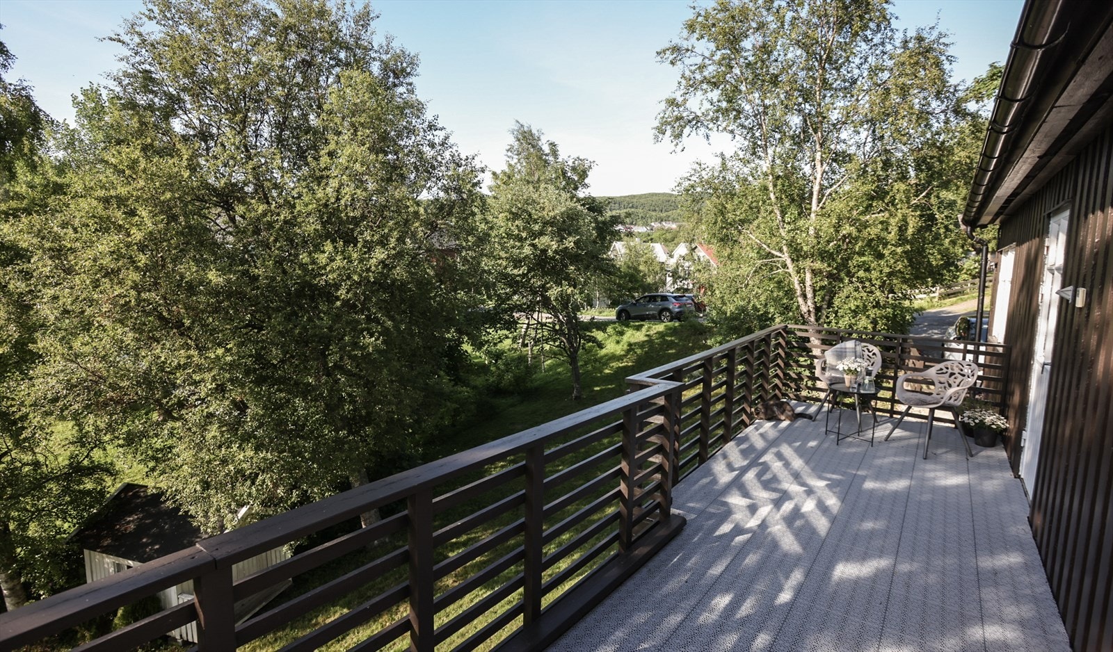 Nyt solen gjennom dagen og hyggelig utsyn fra balkongen. Galleribilde