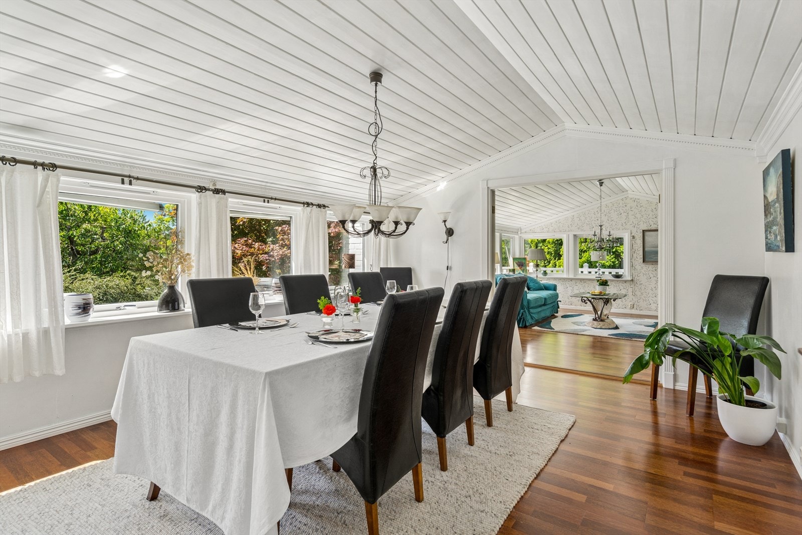 Store vindusflater gir godt naturlig lys inn. Galleribilde