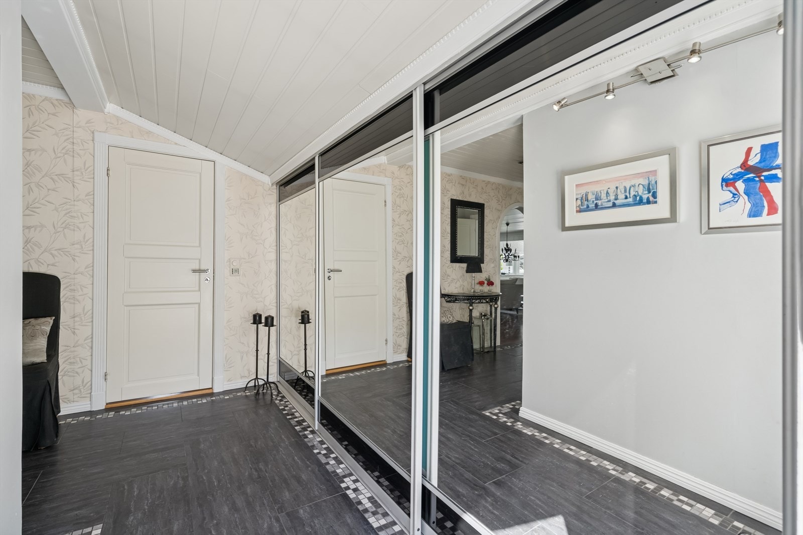 Velkommen inn! Entreen har en romslig skyvedørsgarderobe. Galleribilde