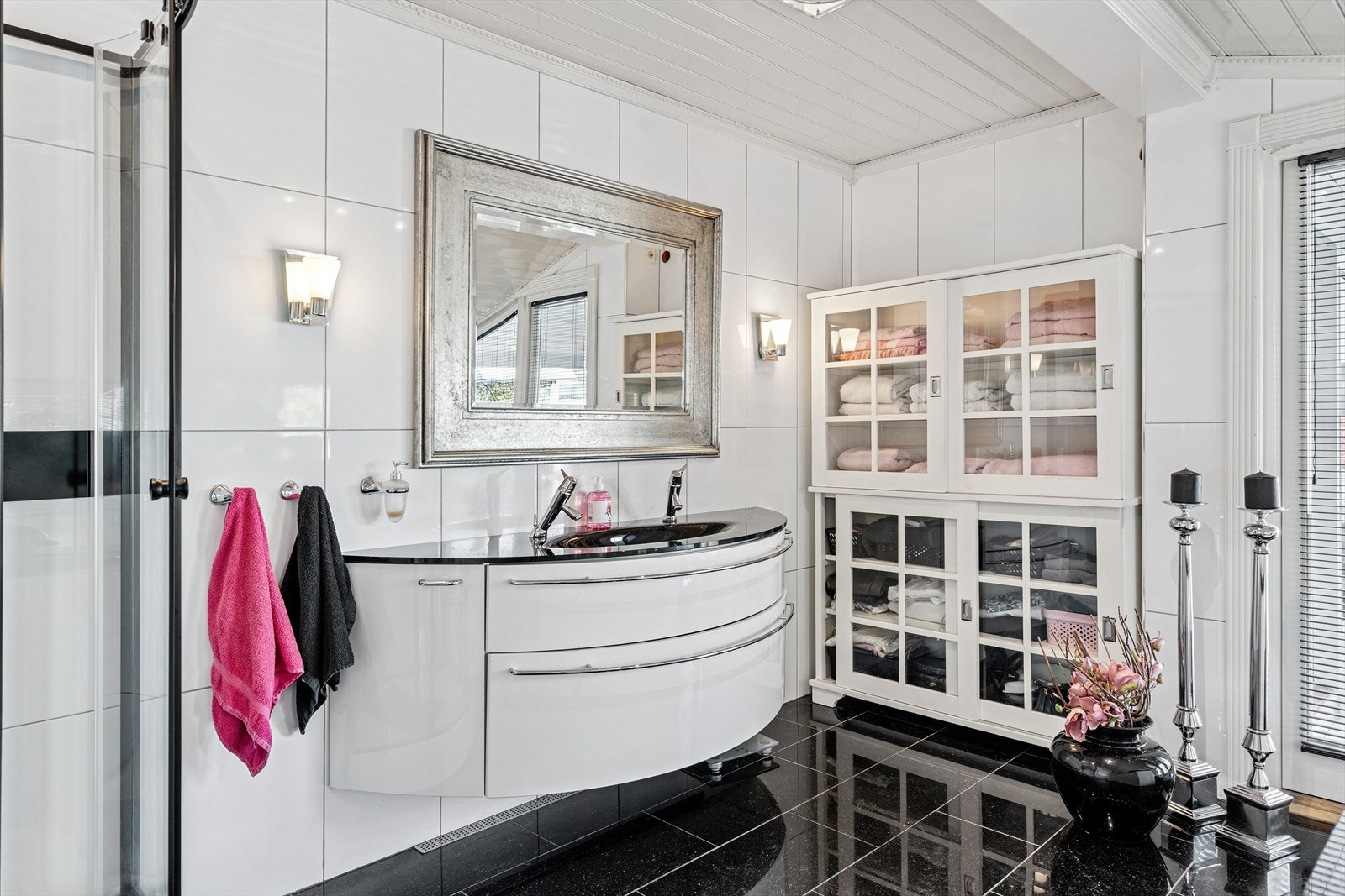 Hovedbadet har adkomst til utestue og videre til hagen. Galleribilde