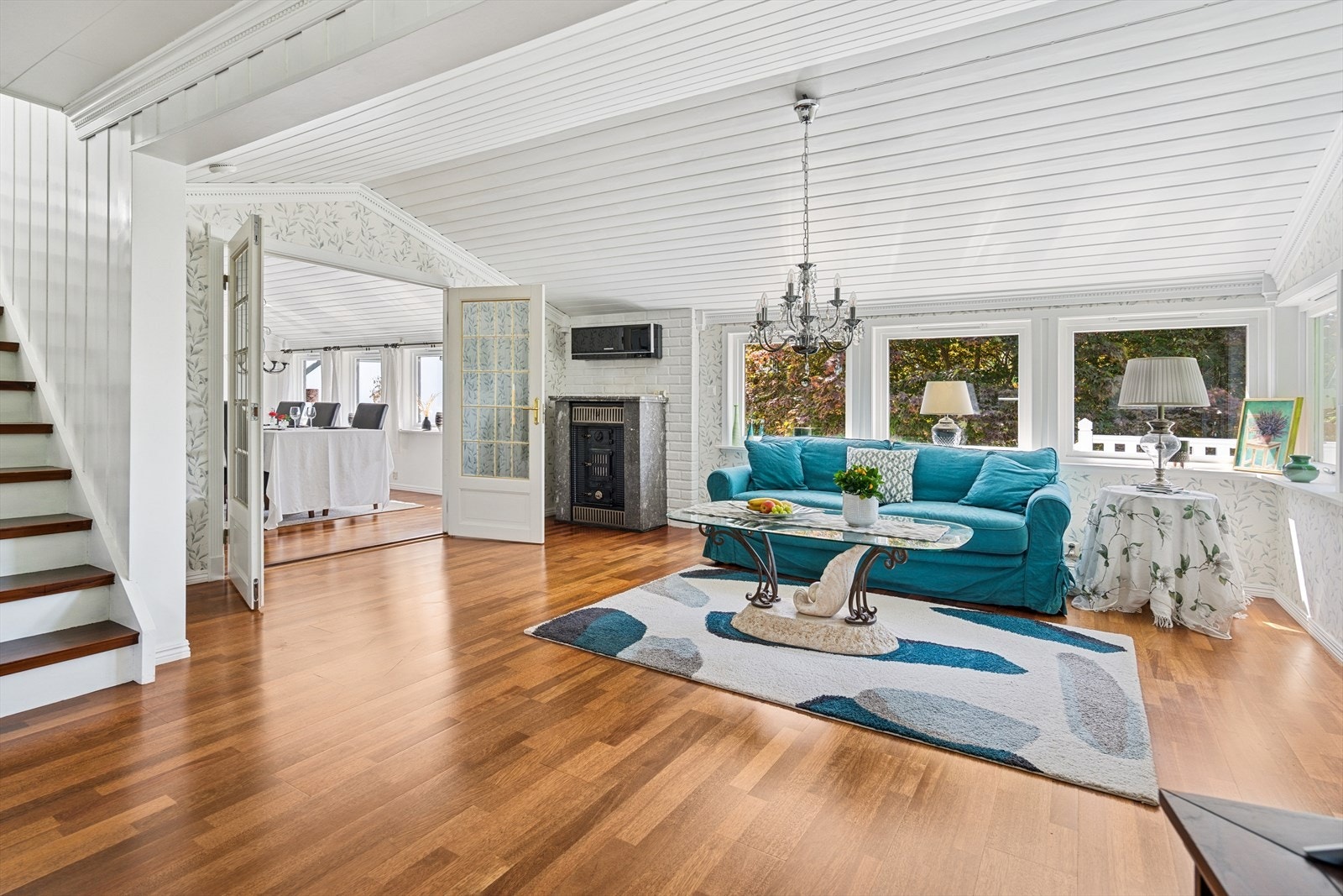 Dersom ny eier trenger flere soverom, er det flere muligheter ved f.eks. bruke del av de mange stuene som ekstra soverom. Galleribilde