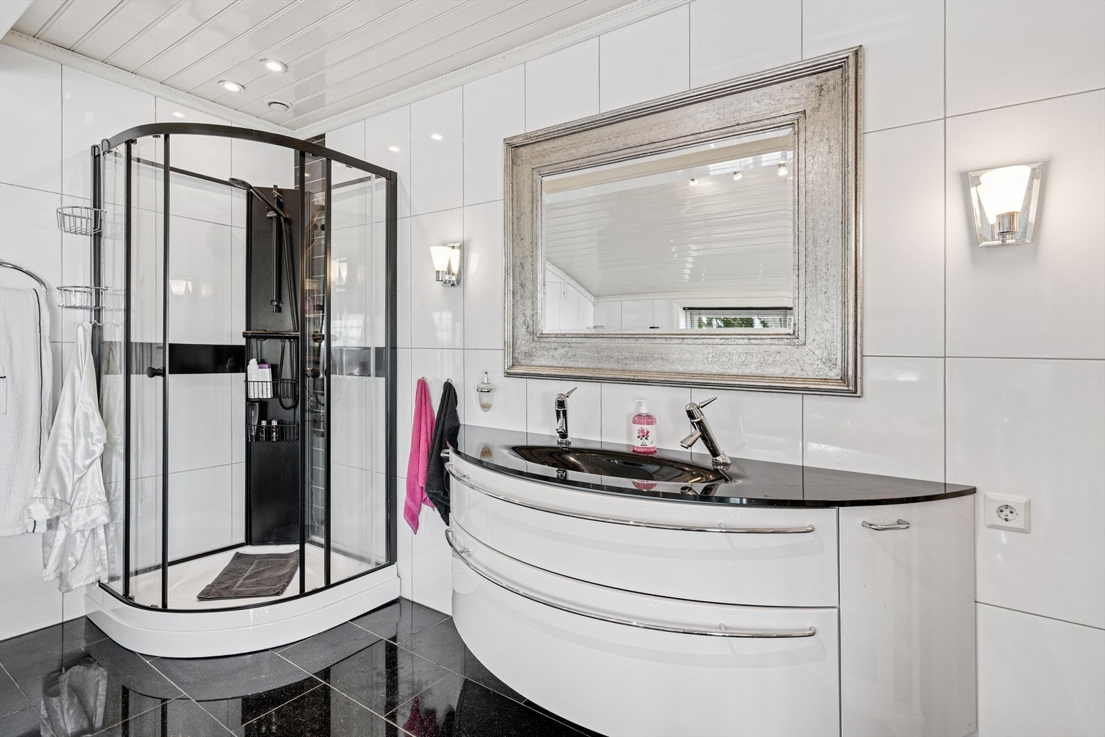 Baderom hovedetasje - Rommet har et eksklusivt og klassisk preg med Hurricane boblebad samt dusjkabinett med sorte detaljer. Galleribilde