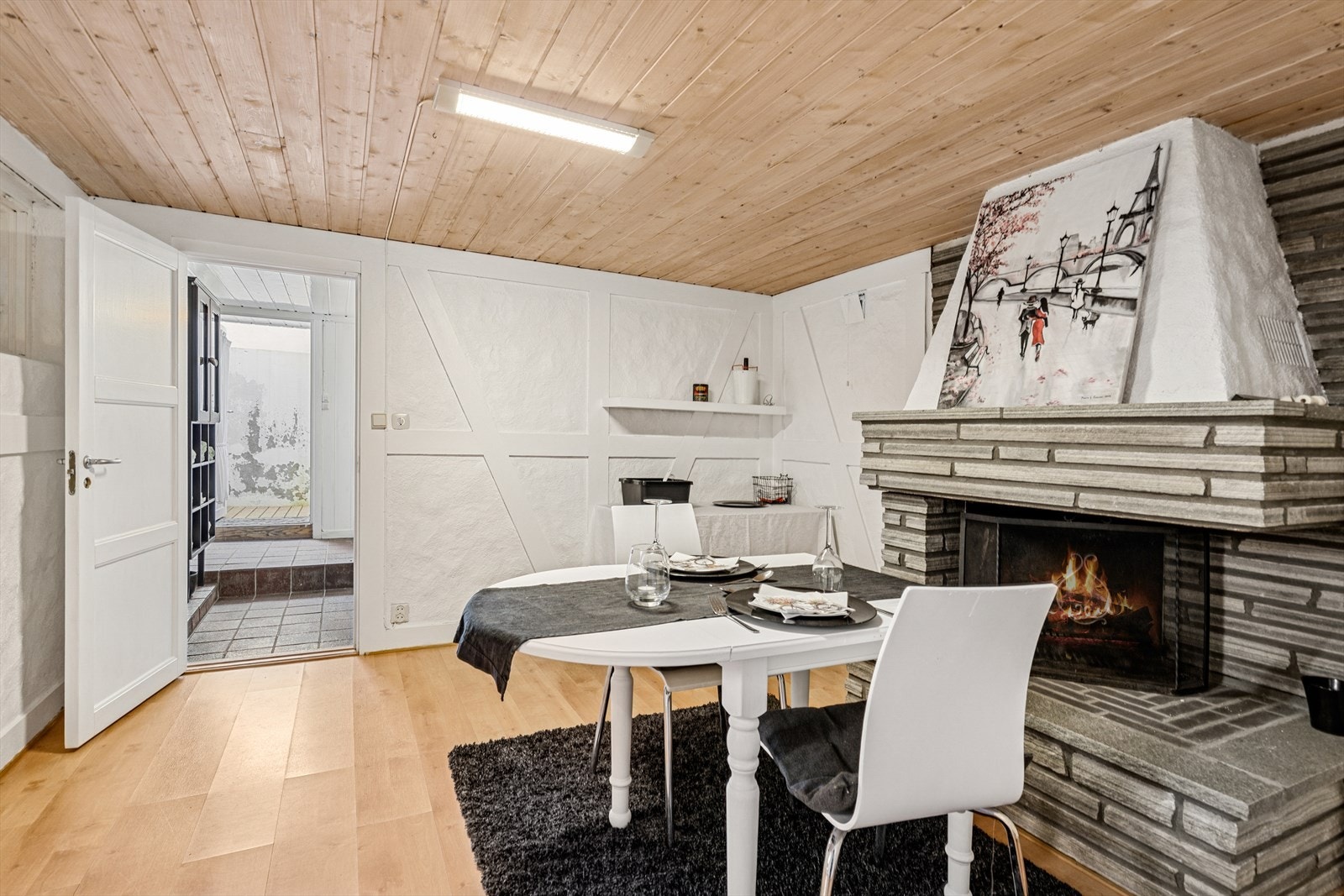 Kjellerdelen har blitt brukt som egen sone for gjester med både dusj, toalett, to stuer og soverom (som sagt ikke godkjent til varig opphold) Galleribilde