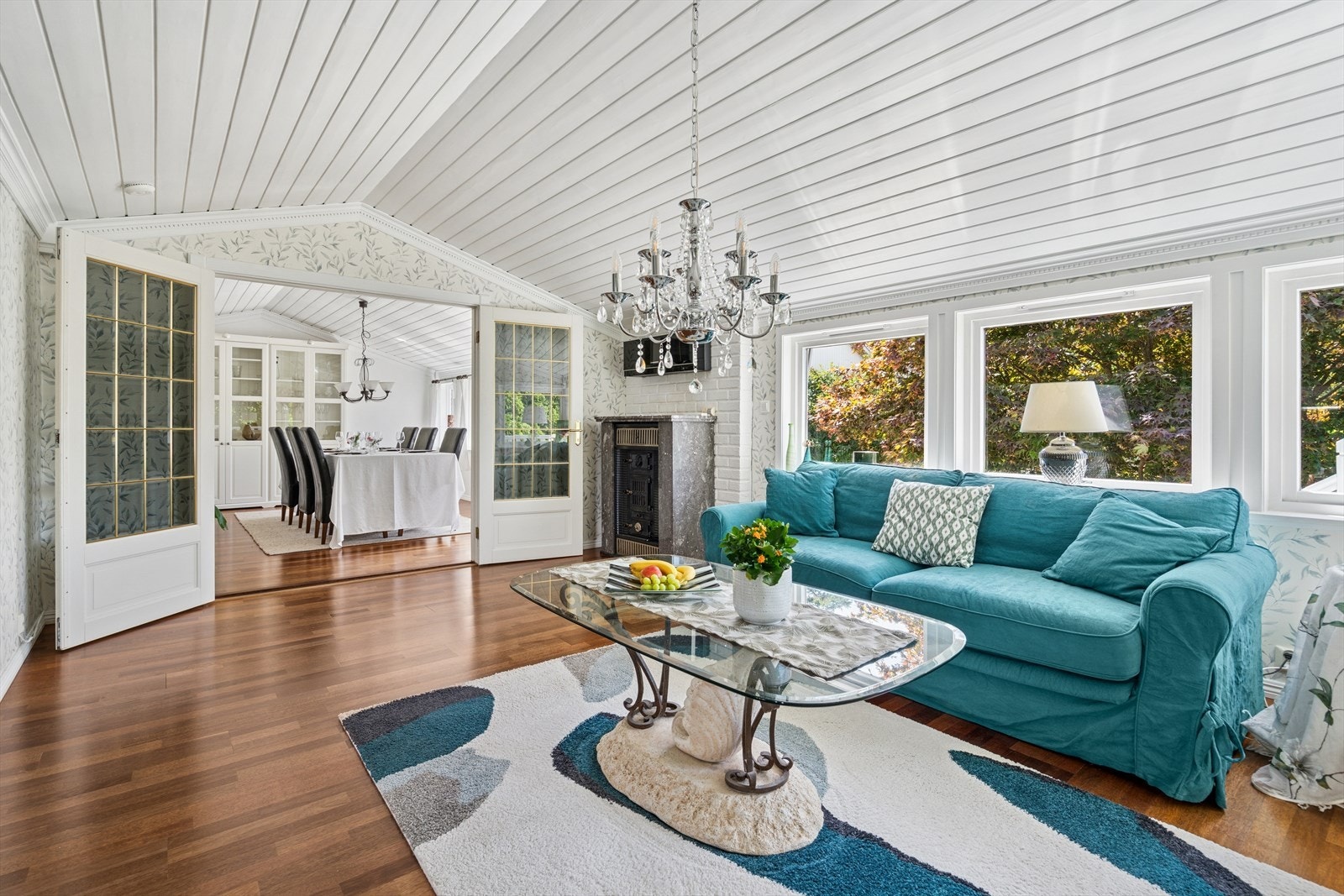 Doble glassdører skiller spisestue og stuedelen. Galleribilde