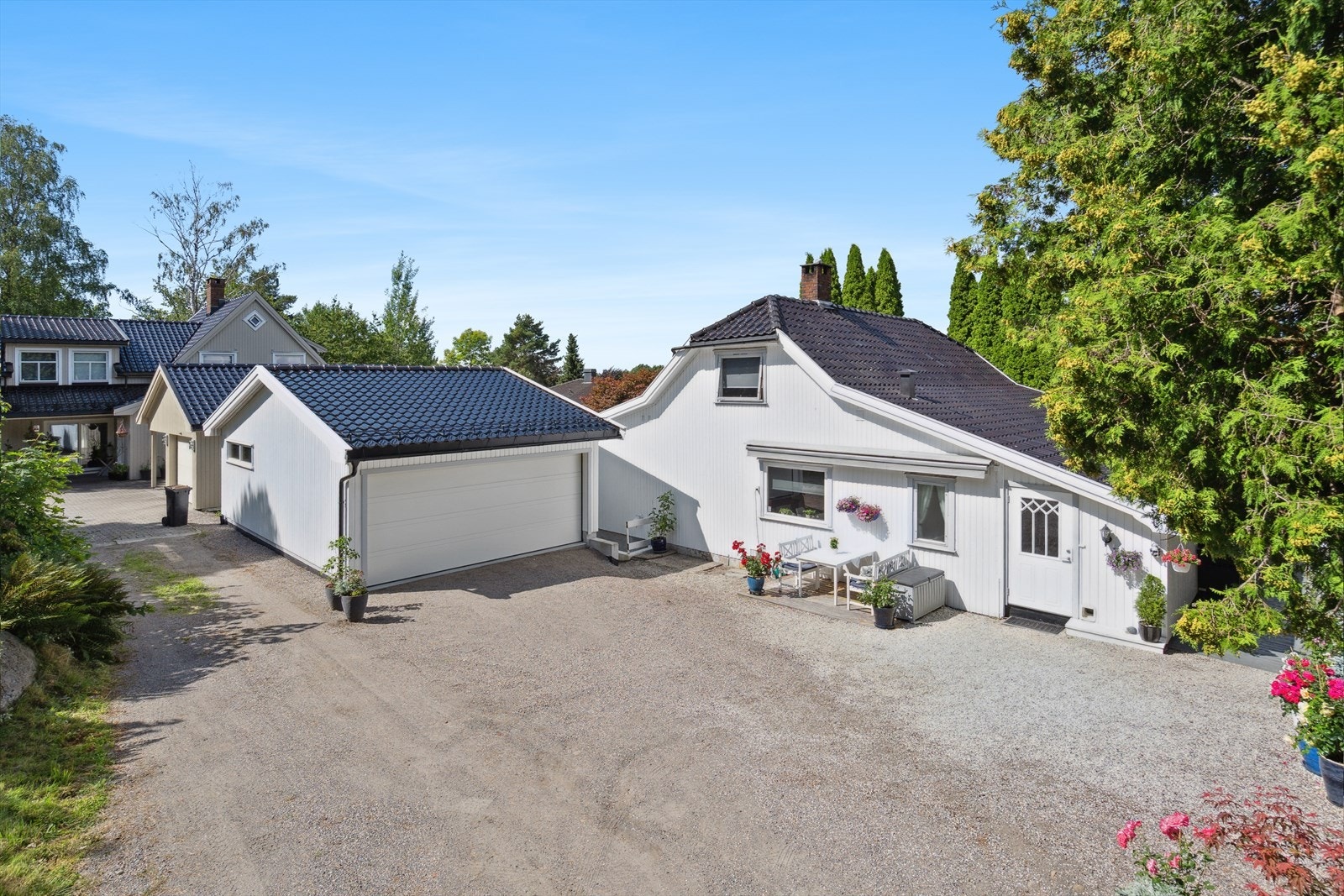 Dette er en innholdsrik enebolig med nyere dobbelgarasje i et trivelig og sentralt boligområde i Sandefjord. Galleribilde