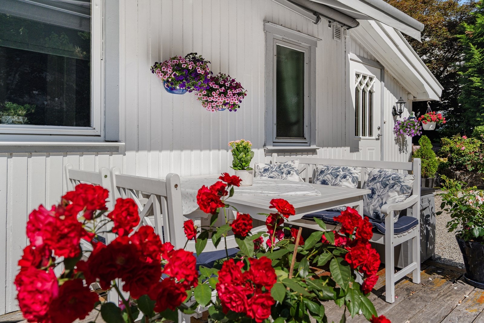 Denne boligen byr på særdeles fine uteområder med flere fine oppholdssoner tilpasset sol , vær og vind. Galleribilde