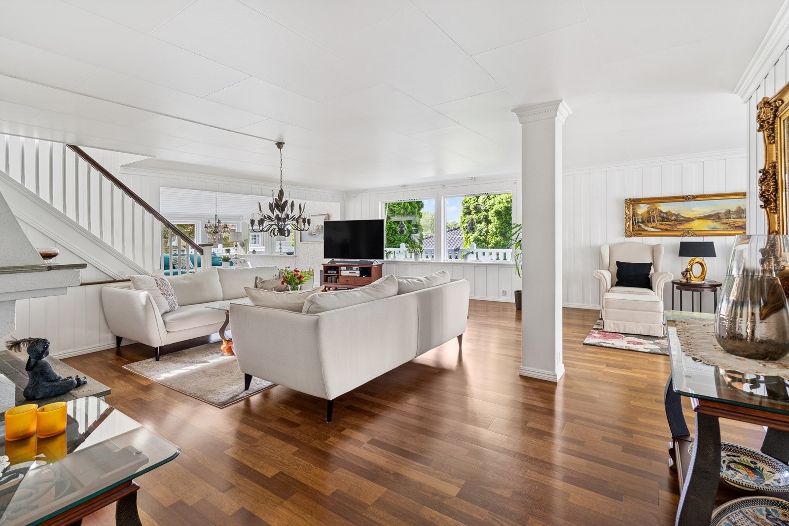 Denne boligen har en klassisk stil med hvitmalte vegger og merbauparkett i stuedelene. Galleribilde