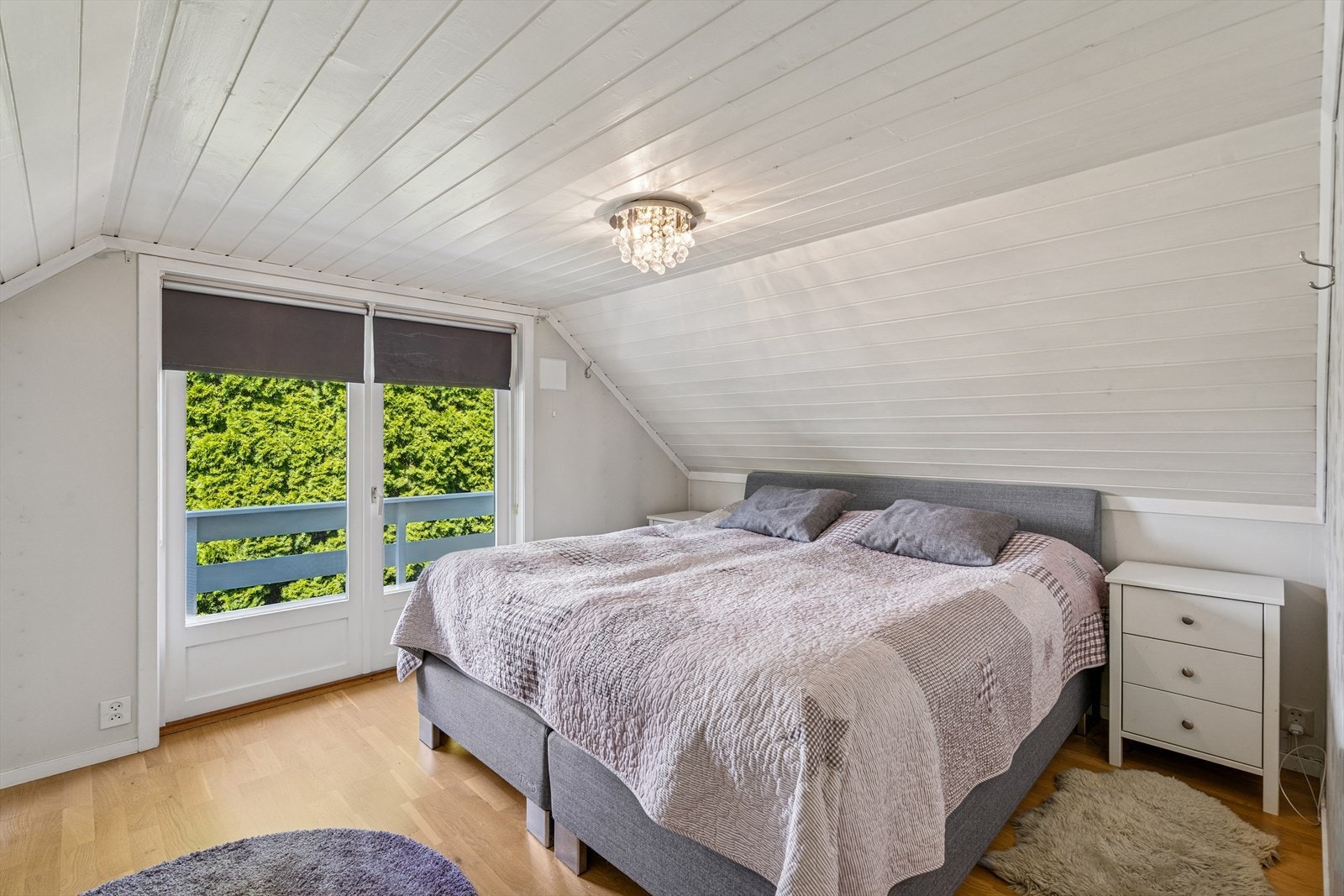 Hovedsoverommet har luftebalkong og adkomst til walk-in garderobe. Galleribilde