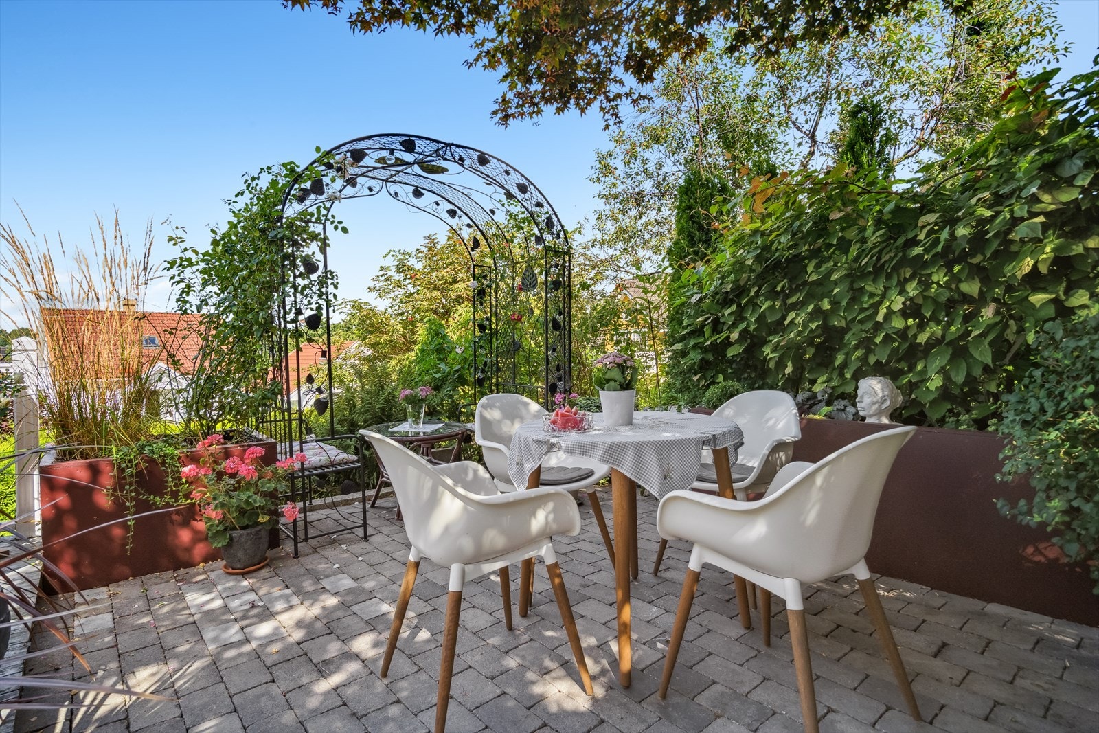 Denne hagen er en fryd for øye med flotte uteområder og gjennomtenkt beplantning. Galleribilde