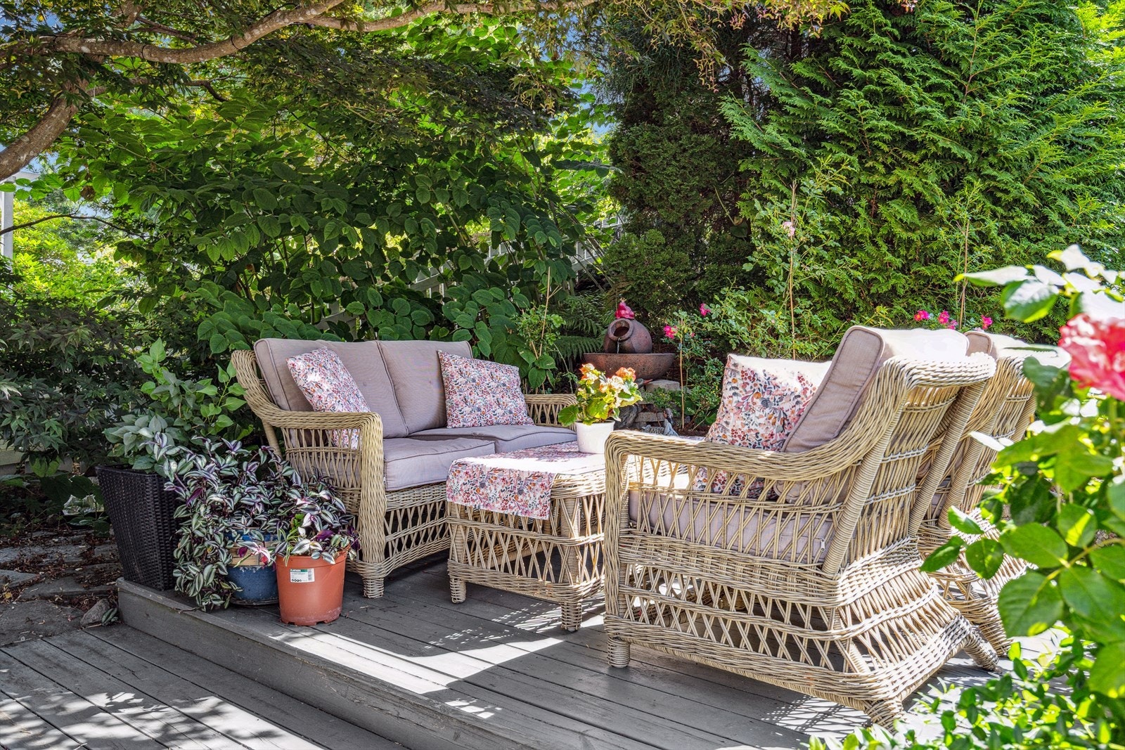 I denne hagen kan man flytte seg etter solforholdene ! Uteplassene har lekker beplantning som ramme. Galleribilde