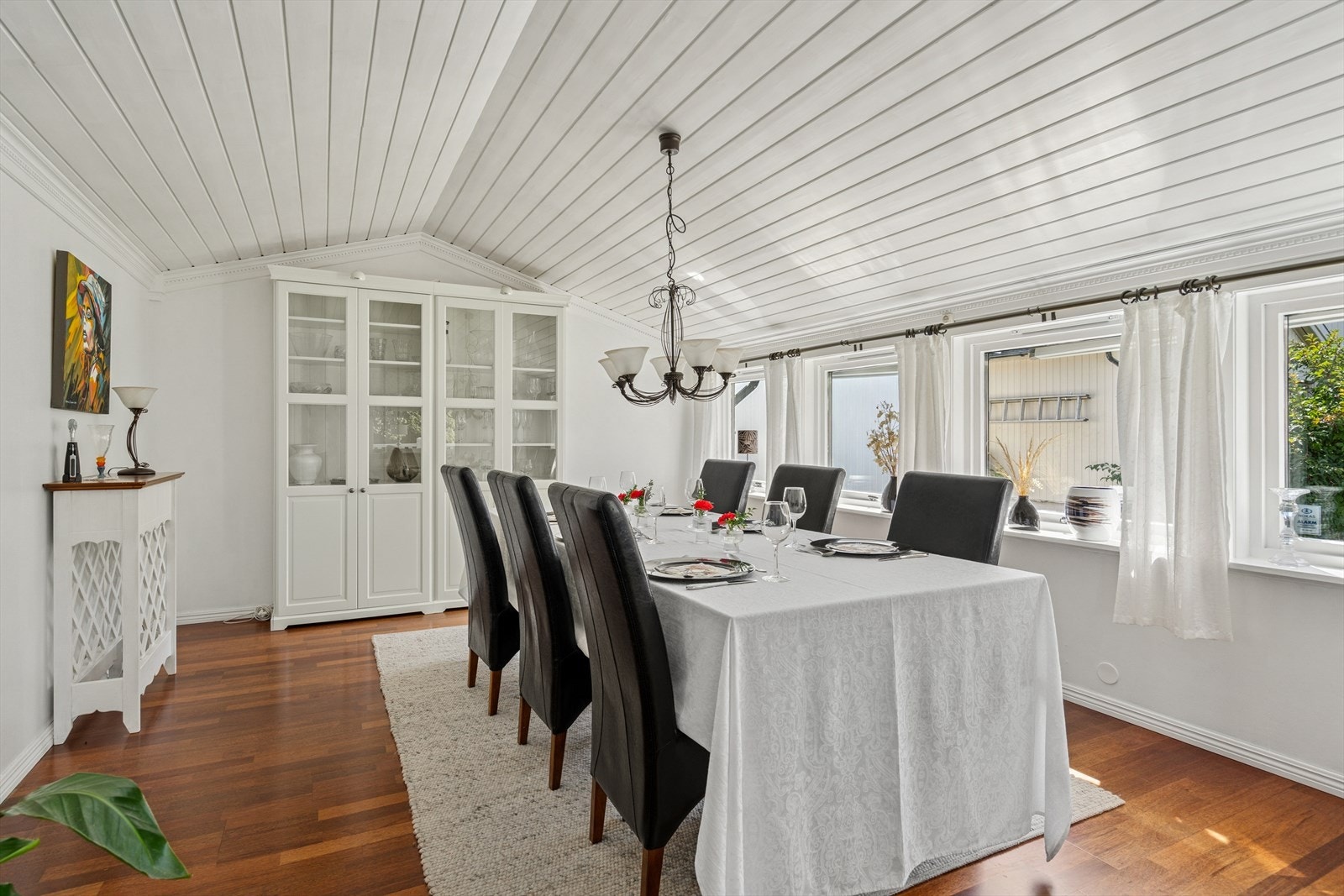 Legg merke til de fine detaljene som taklistene. De er håndlaget av møbelsnekker. Galleribilde