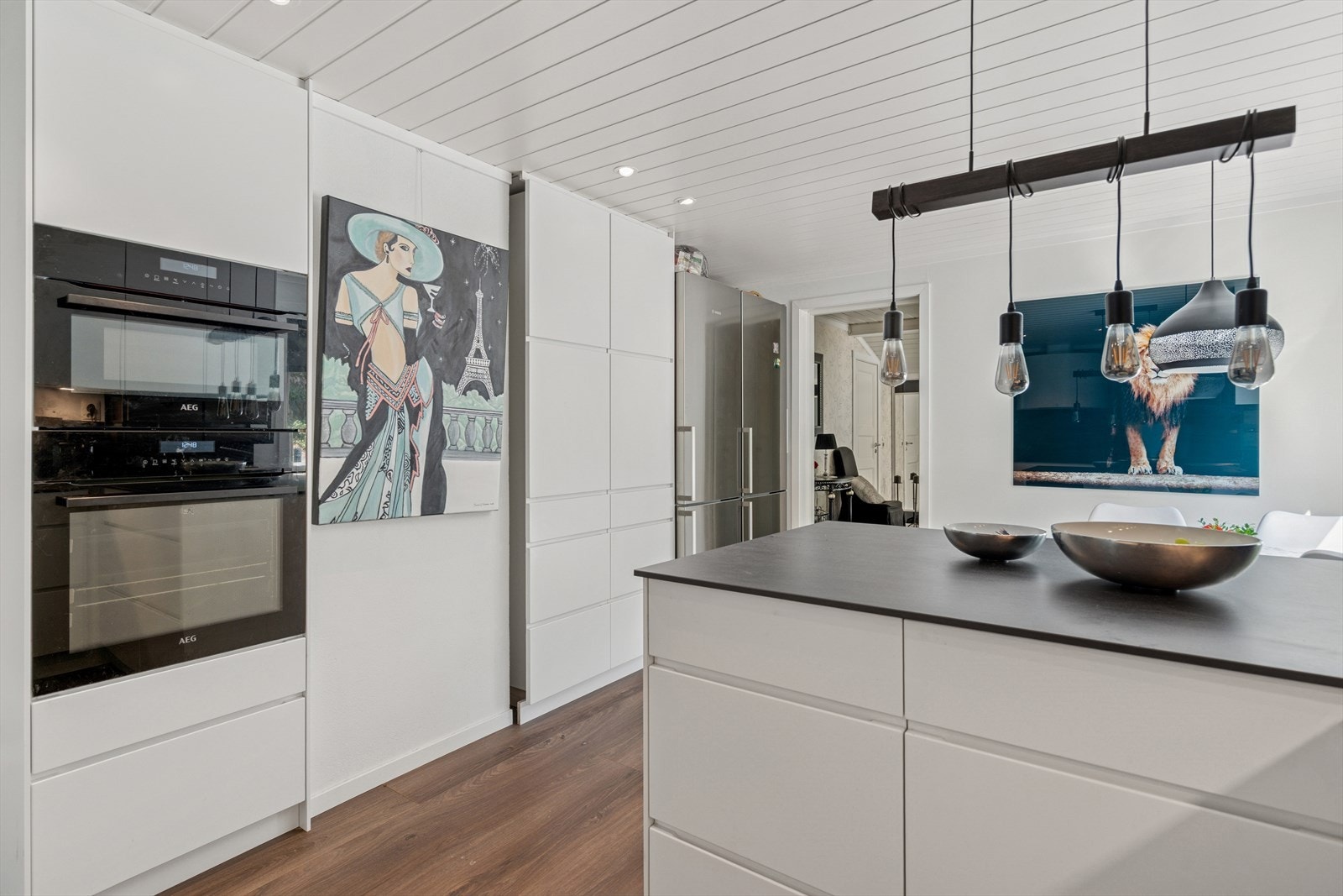 Et kjøkken som innbyr til matglede! Her er det god plass for flere å lage mat sammen og samtidig spiseplass for hverdagsmåltidene. Galleribilde