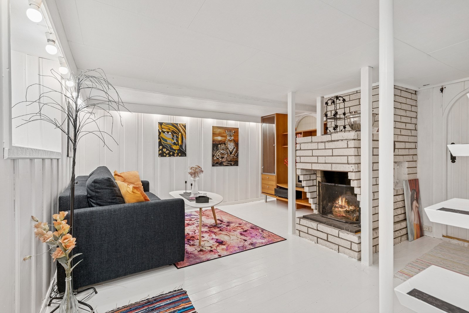 Kjellerstue nr 2 i underetasjen. Begge rom har ildsted. Galleribilde