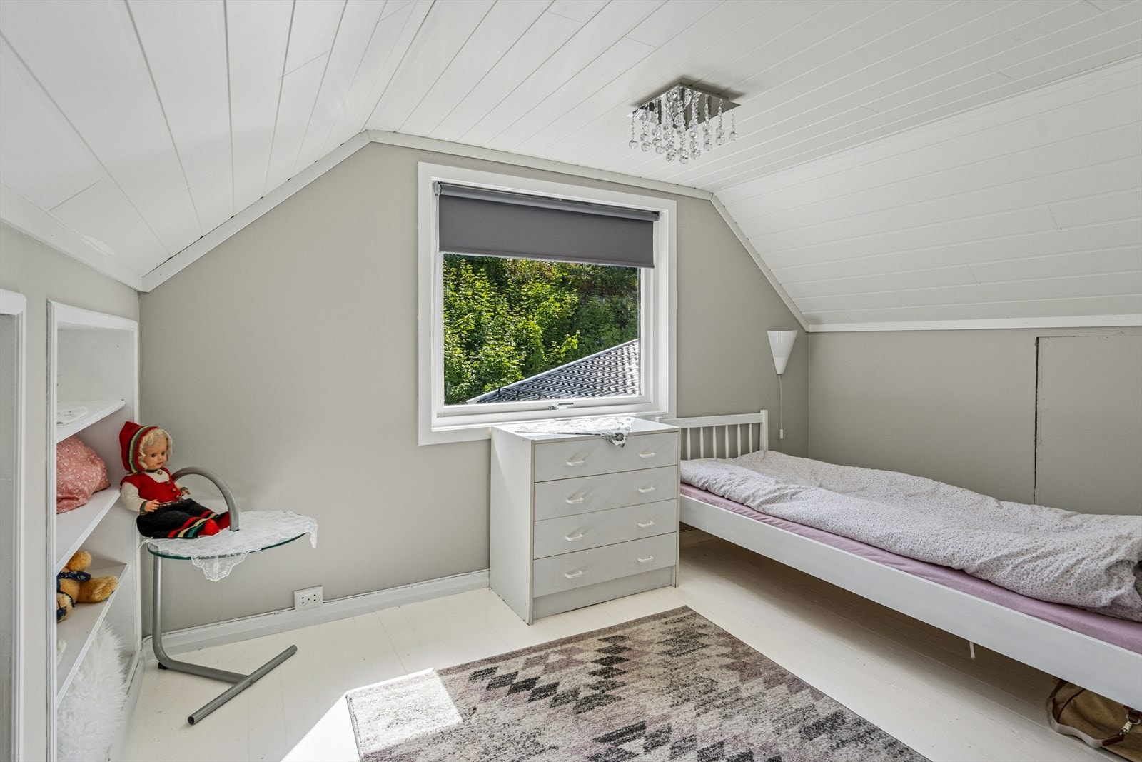 Dette er det andre soverommet i husets 2. etg. Rommet er pent pusset opp i lyse farger som er lett å sette et personlig preg på av neste eier. Galleribilde