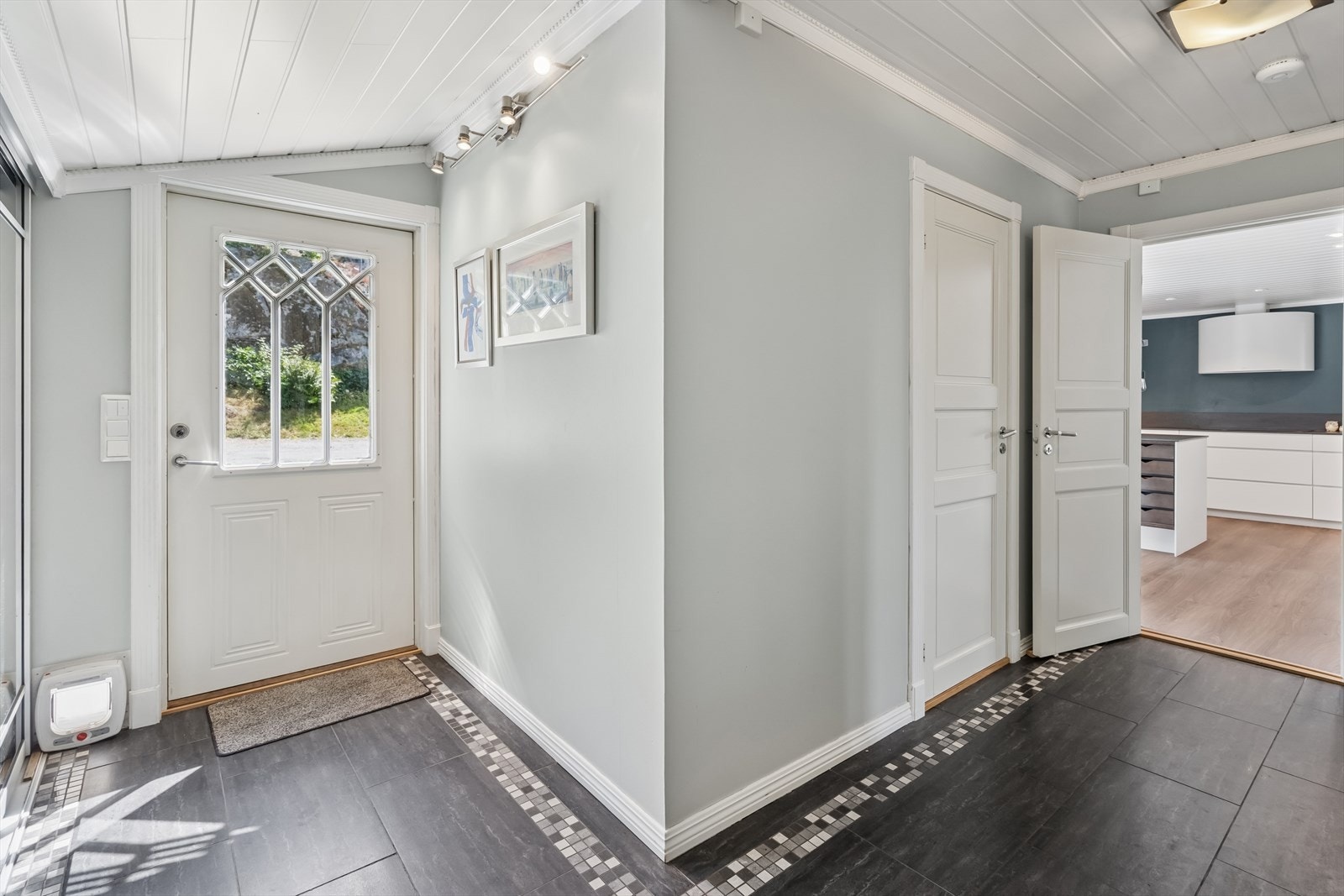 Romslig gang med gulvvarme og enkel adkomst videre til kjøkkenet. Galleribilde