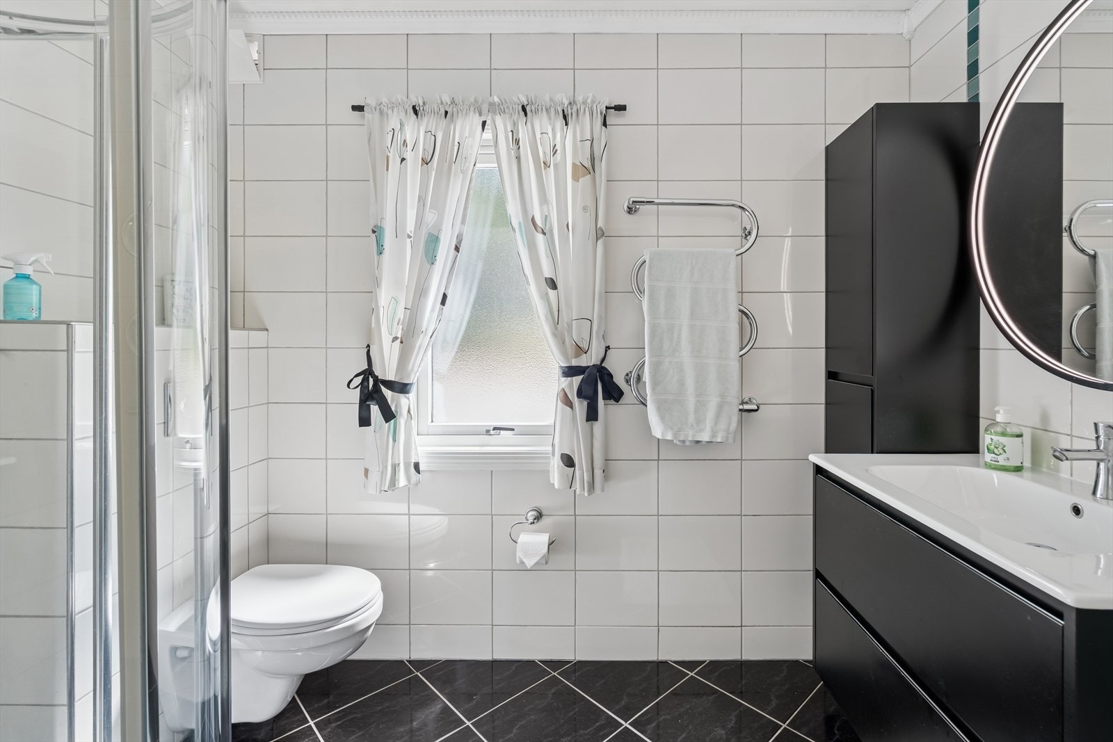 Baderom 2 i hovedetasjen er fornyet med vegghengt wc, lekker sort moderne servantinnredning og veggskap. Galleribilde