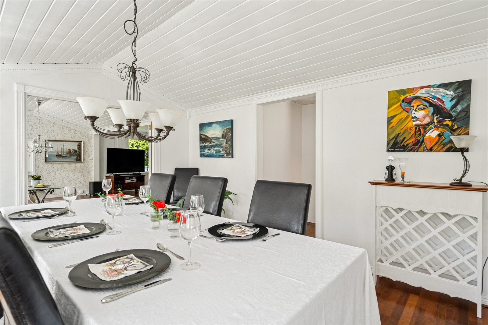 Spisestuen har god takhøyde og gode lysfohold. Galleribilde