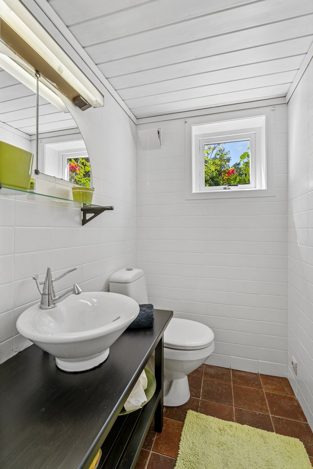 I kjelleren er det et ekstra toalettrom med varmekalber. Dusjen står på vaskerommet som er vegg i vegg. Galleribilde