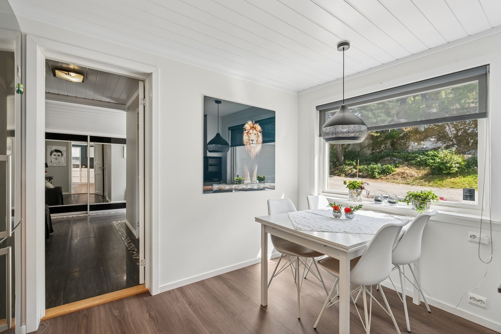 Kjøkkenet er lekkert og moderne. Dagens eier som tidligere har solgt kjøkken, har designet et praktisk og innholdsrikt drømmekjøkken levert av Kvik. Galleribilde