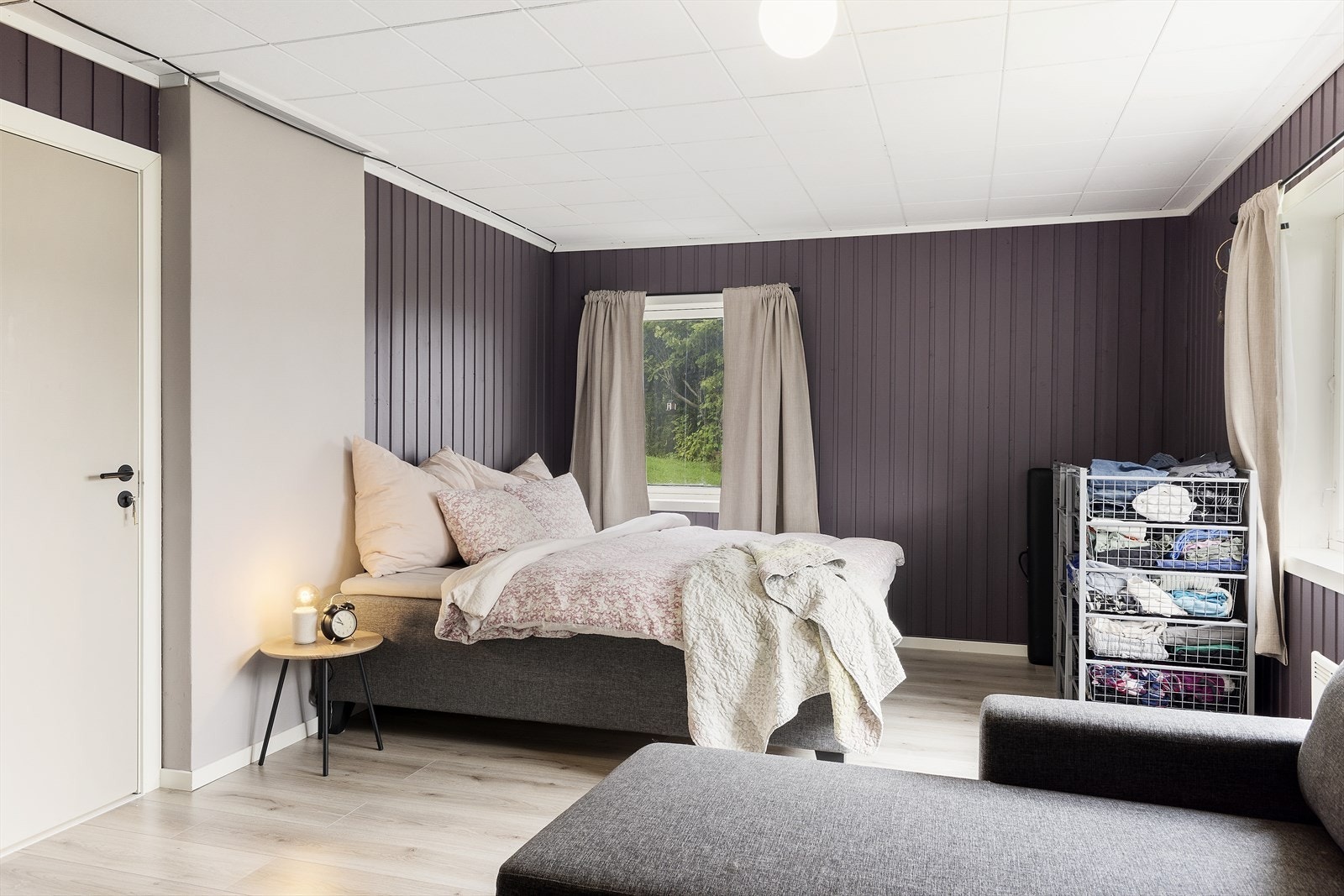 Kjellerstue ligger i sokkeletasjen og har godt med lysinnslipp. Tilgang til bod med masse lagringsplass til venstre i bildet. Galleribilde