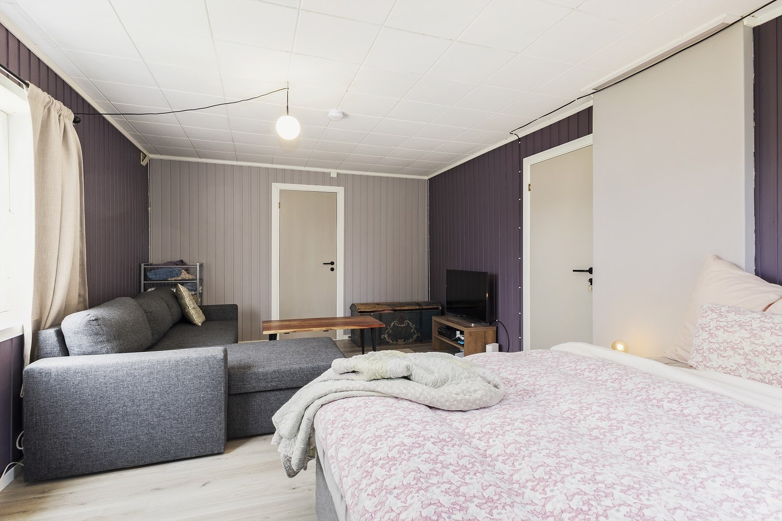 Det er gang med egen ytterdør vegg-i-vegg med kjellerstue. Galleribilde