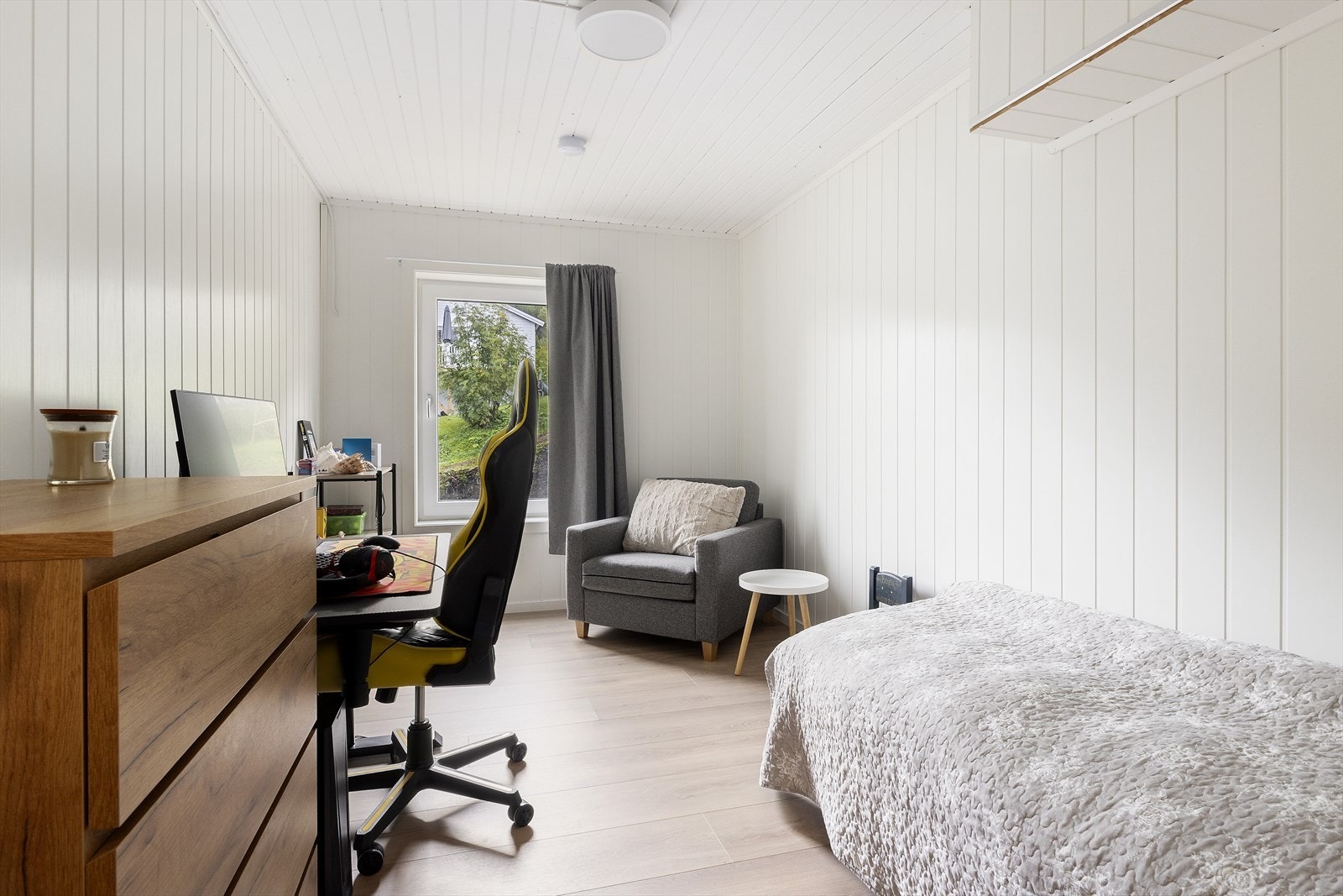 Hobbyrom i sokkeletasjen er innredet til husets 4. soverom. Dette rommet er oppusset i 2024 og det er lagt varme i gulvet. Stort vindu med rømningsvei. Galleribilde