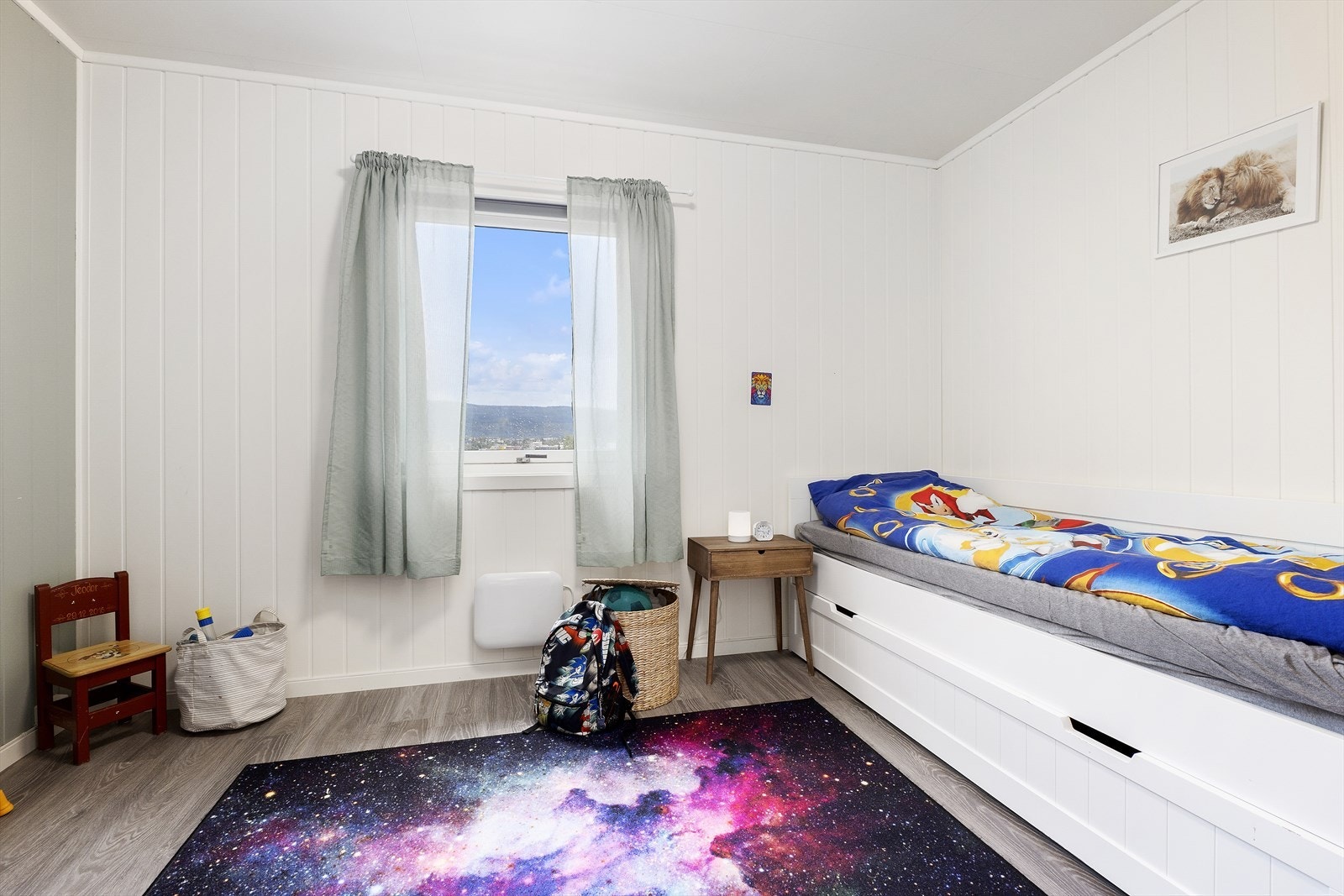 Soverom 3 av 3 i 1.etasje. Alle soverom er av god størrelse. Galleribilde