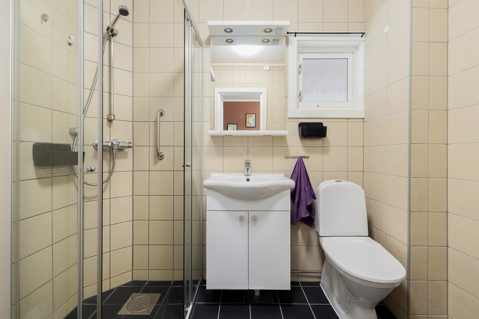 Badet har flislagte vegger og gulv. Varmekabler i gulvet. Fuktstyrt vifte montert på vegg. Det er eget vaskerom i sokkeletasjen. Tidligere eier opplyste at badet ble oppusset året 2013. Galleribilde