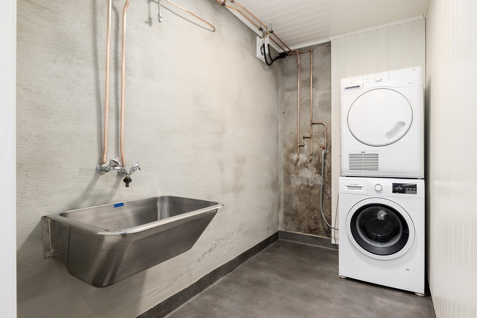 Vaskerom med utslagsvask, uttak til vaskemaskin og plass for tørketrommel. Det er kjøpt inn toalett og skap med vask som ikke er montert, men som vil følge med i handelen. Galleribilde